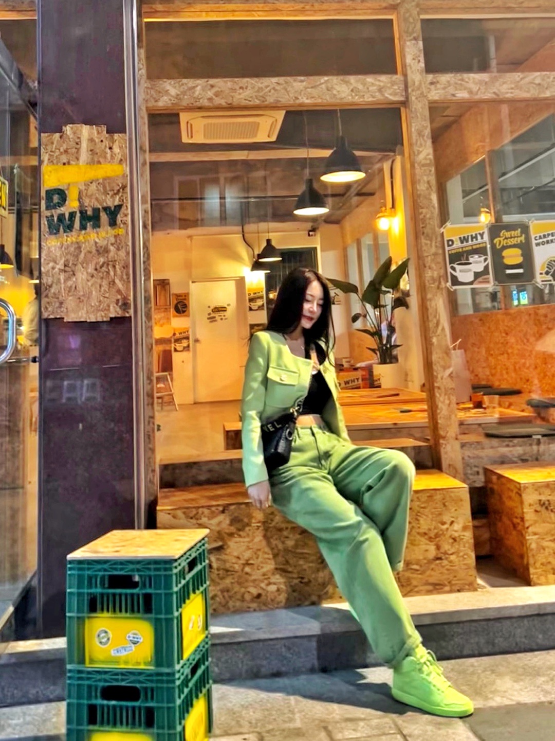 (W) Jordan 1 x Billie Eilish KO SP Lime Green, Chanel Gabrielle Small Hobo Bag Aged Calfskin & Gold Black 착용 스타일 - 3