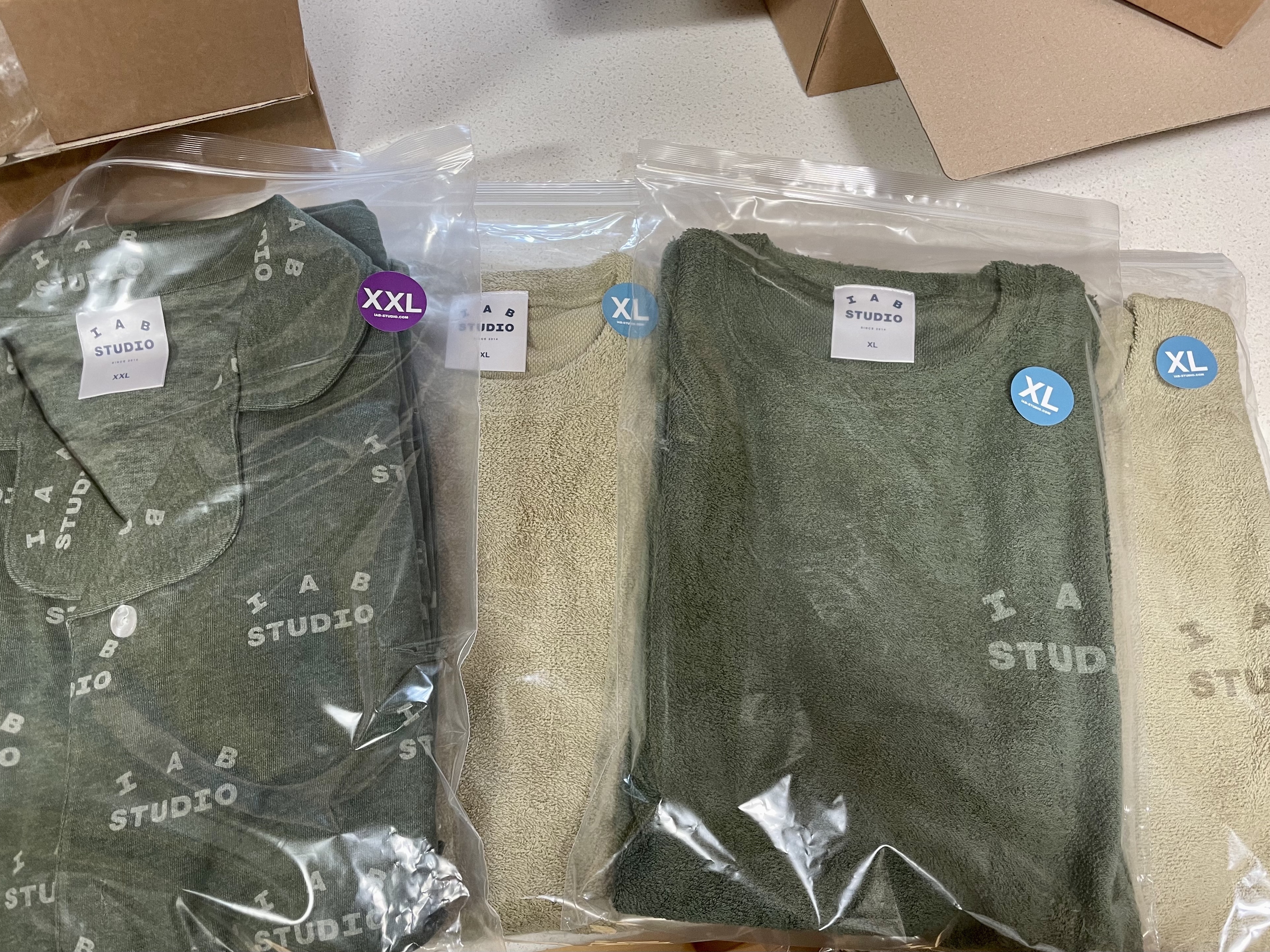 IAB Studio Pajama Set Deep Green, IAB Studio Towel T-Shirt Light Green 착용 스타일