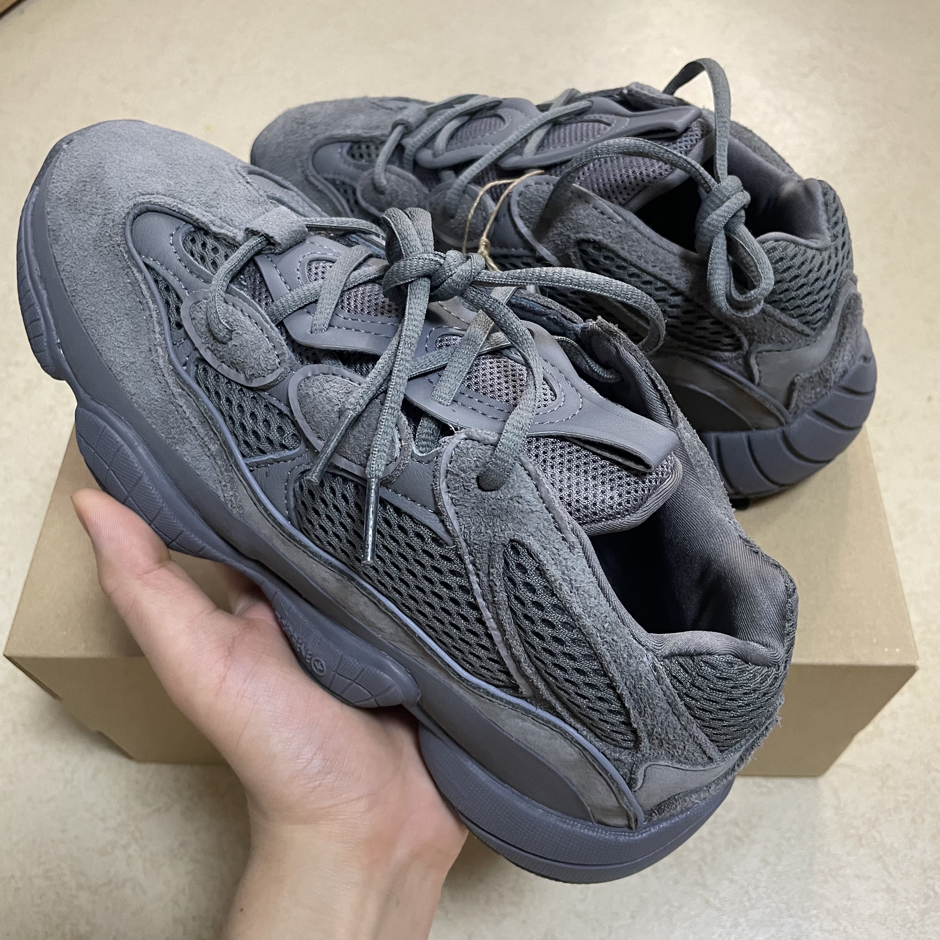 Adidas Yeezy 500 Granite 착용 스타일 - 2