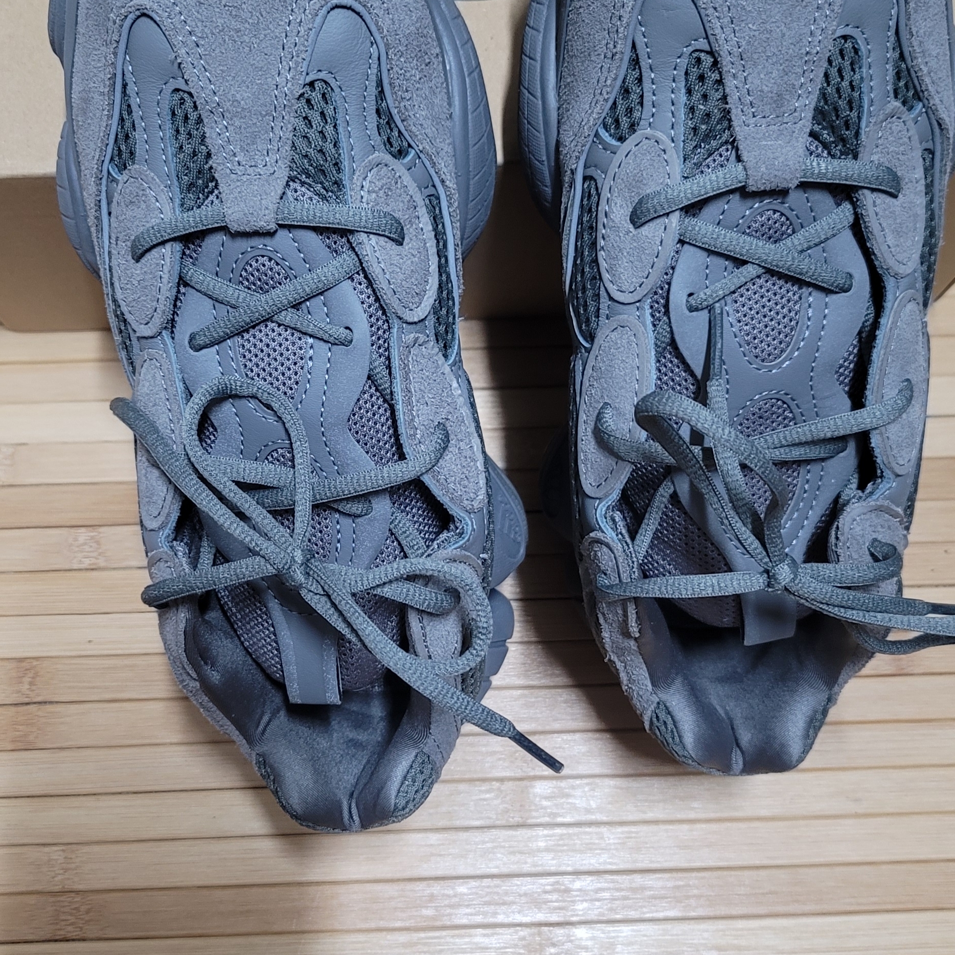 Adidas Yeezy 500 Granite 착용 스타일