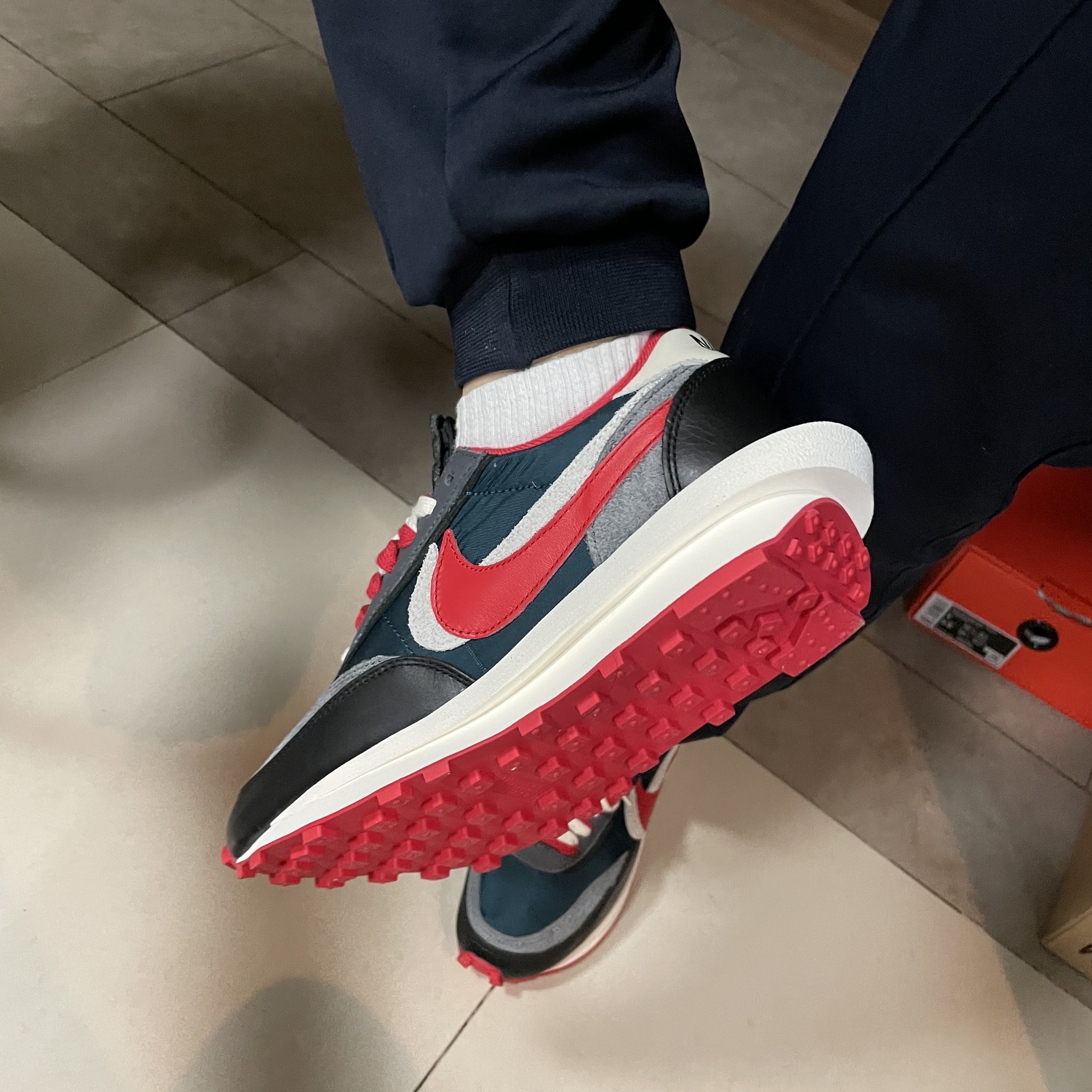 Nike x Sacai x Undercover LDWaffle Midnight Spruce University Red 착용 스타일 - 2