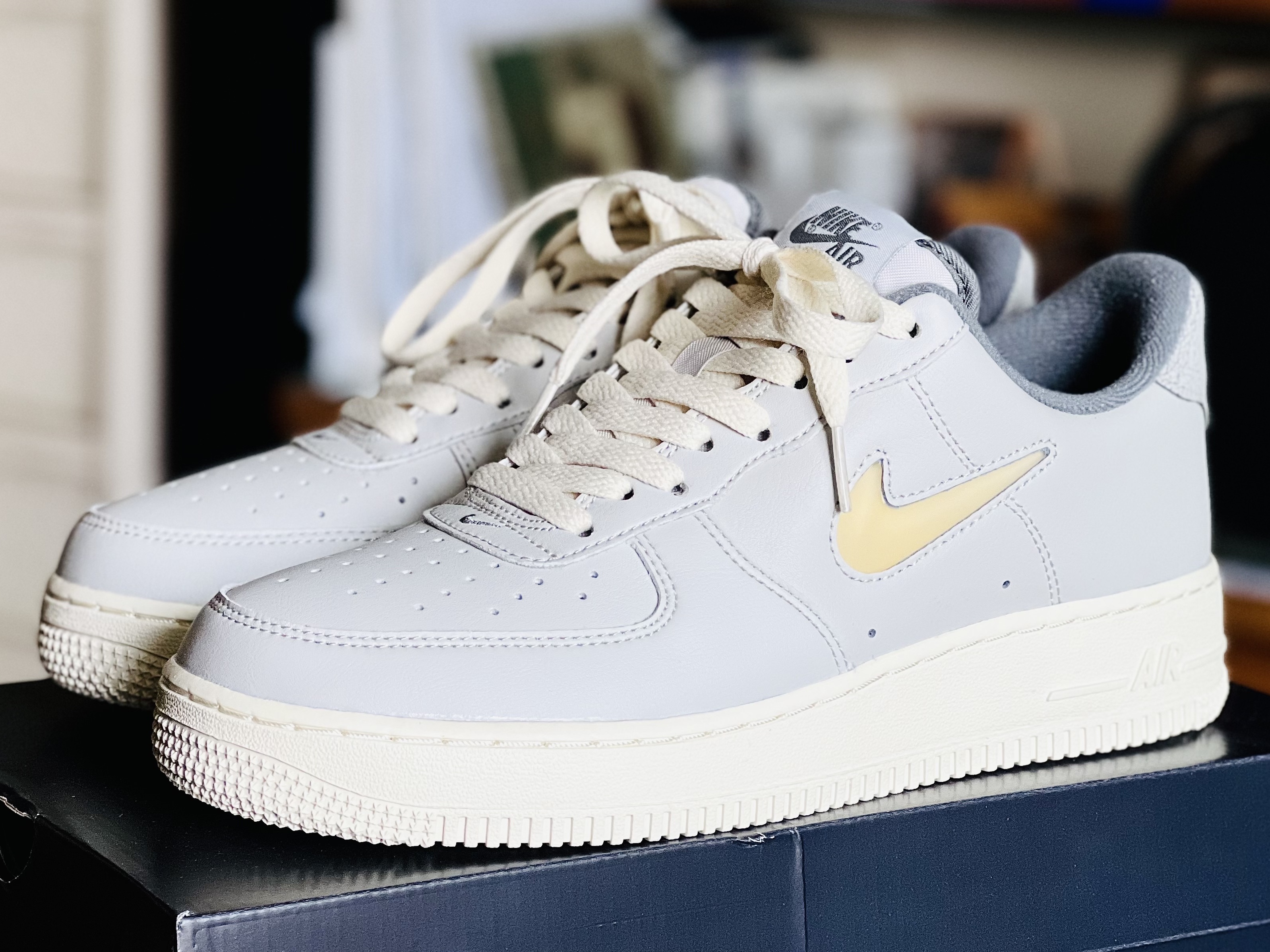 Nike Air Force 1 '07 LX Light Bone and Coconut Milk 착용 스타일