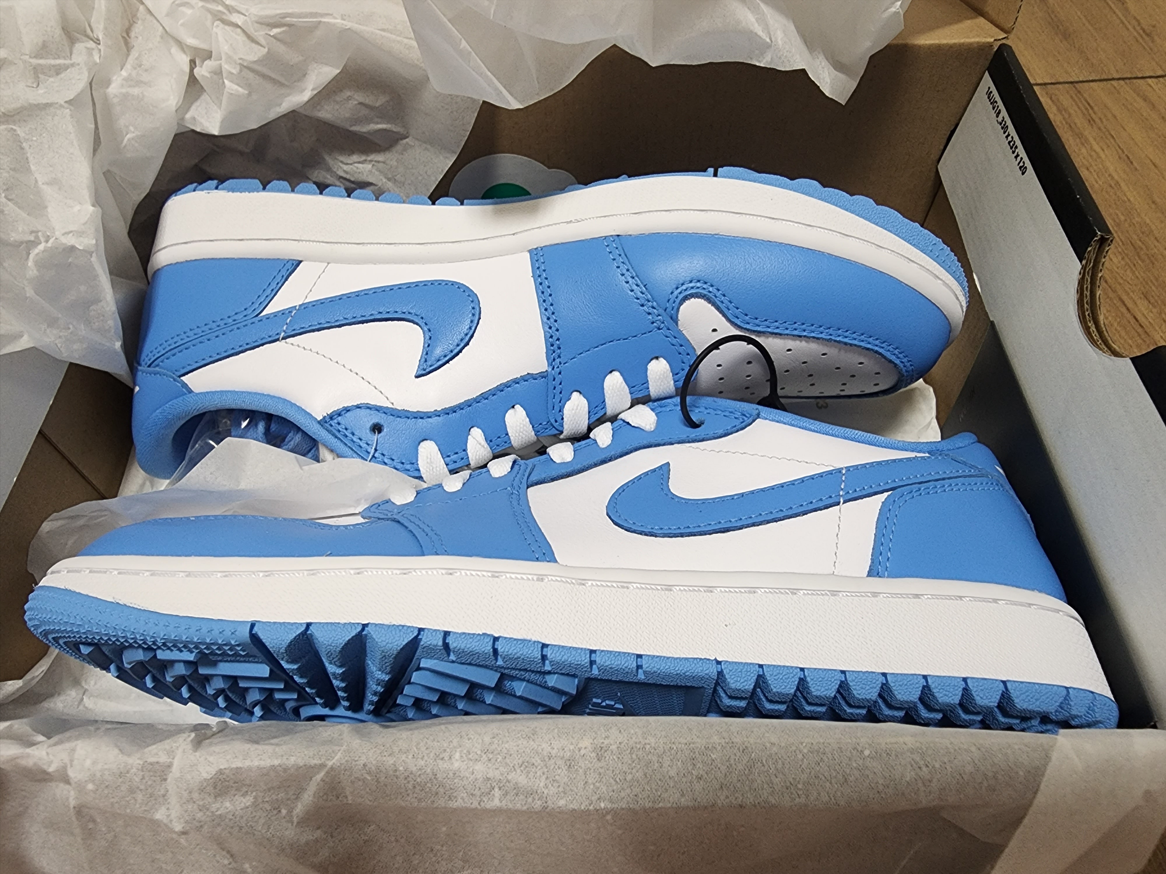 Jordan 1 Low Golf White and University Blue 착용 스타일 - 1