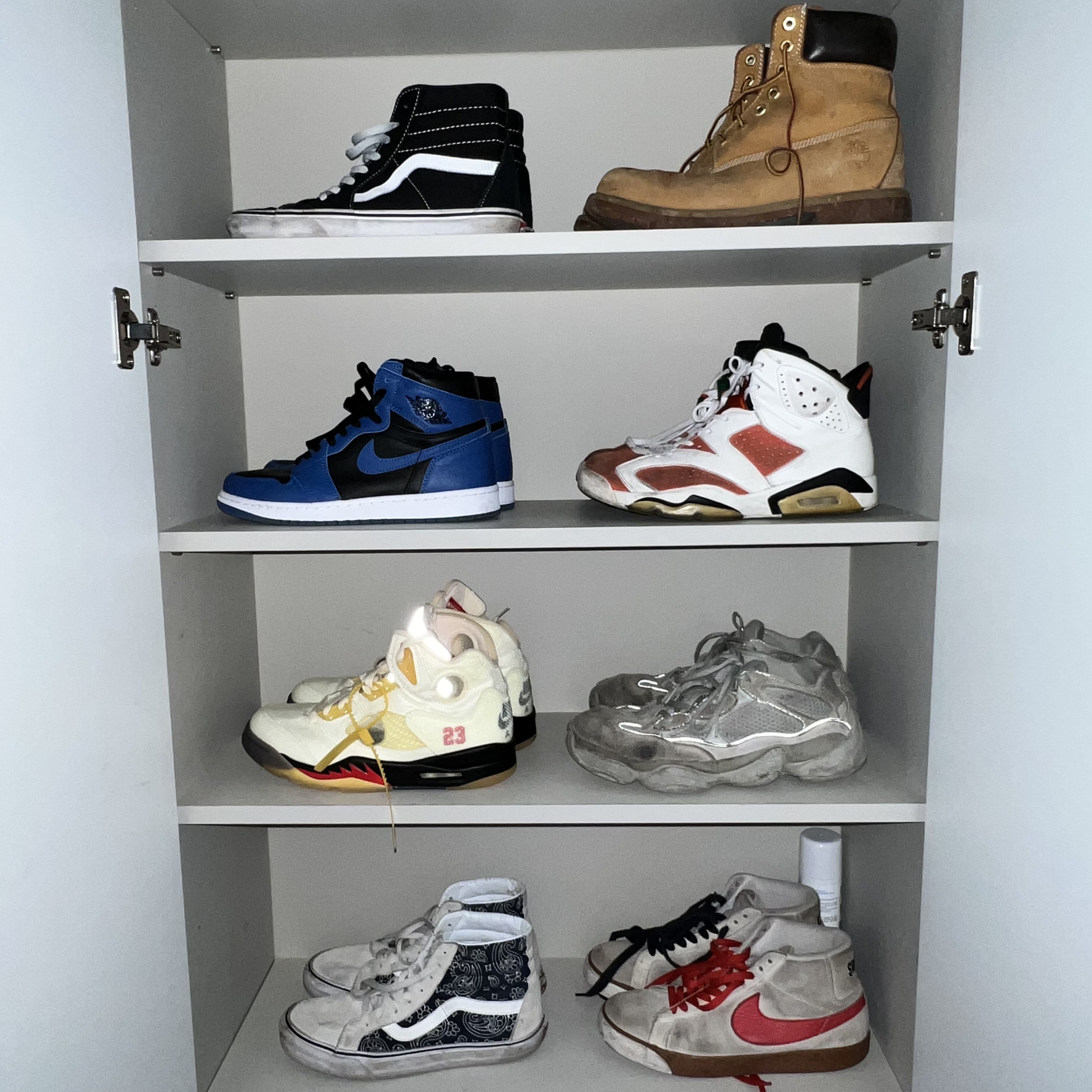 Jordan 5 x Off-White Retro SP Sail Fire Red, Jordan 1 Retro High OG Dark Marina Blue 착용 스타일