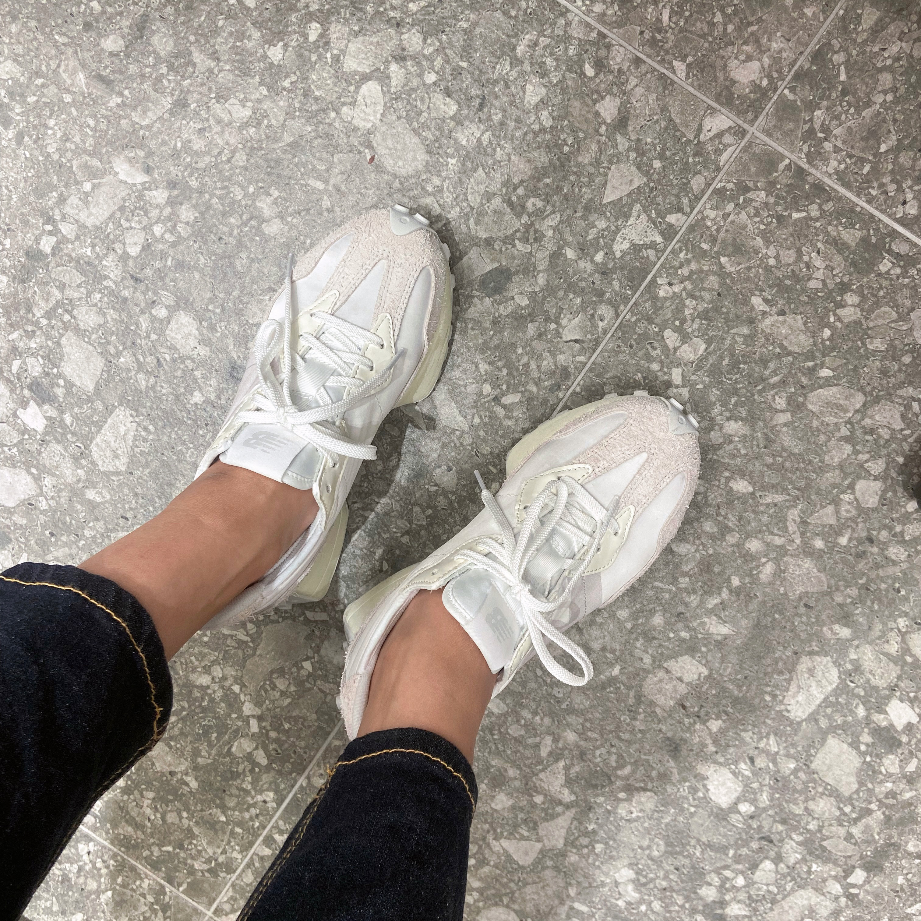 (W) New Balance 327 White Moonbeam 착용 스타일