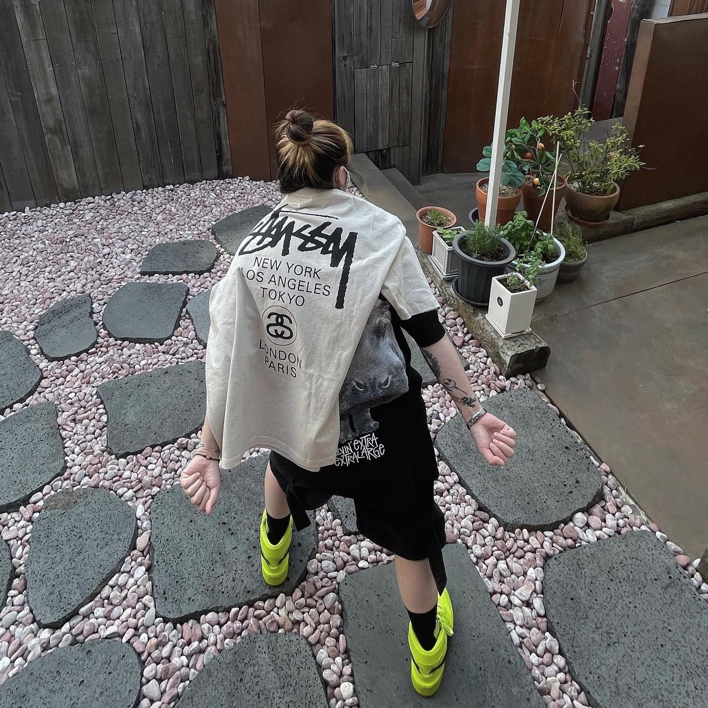 Stussy Livin' Large T-Shirt Black, Off-White x Amore Pacific Protection Box (Without Cosmetics) 착용 스타일 - 2
