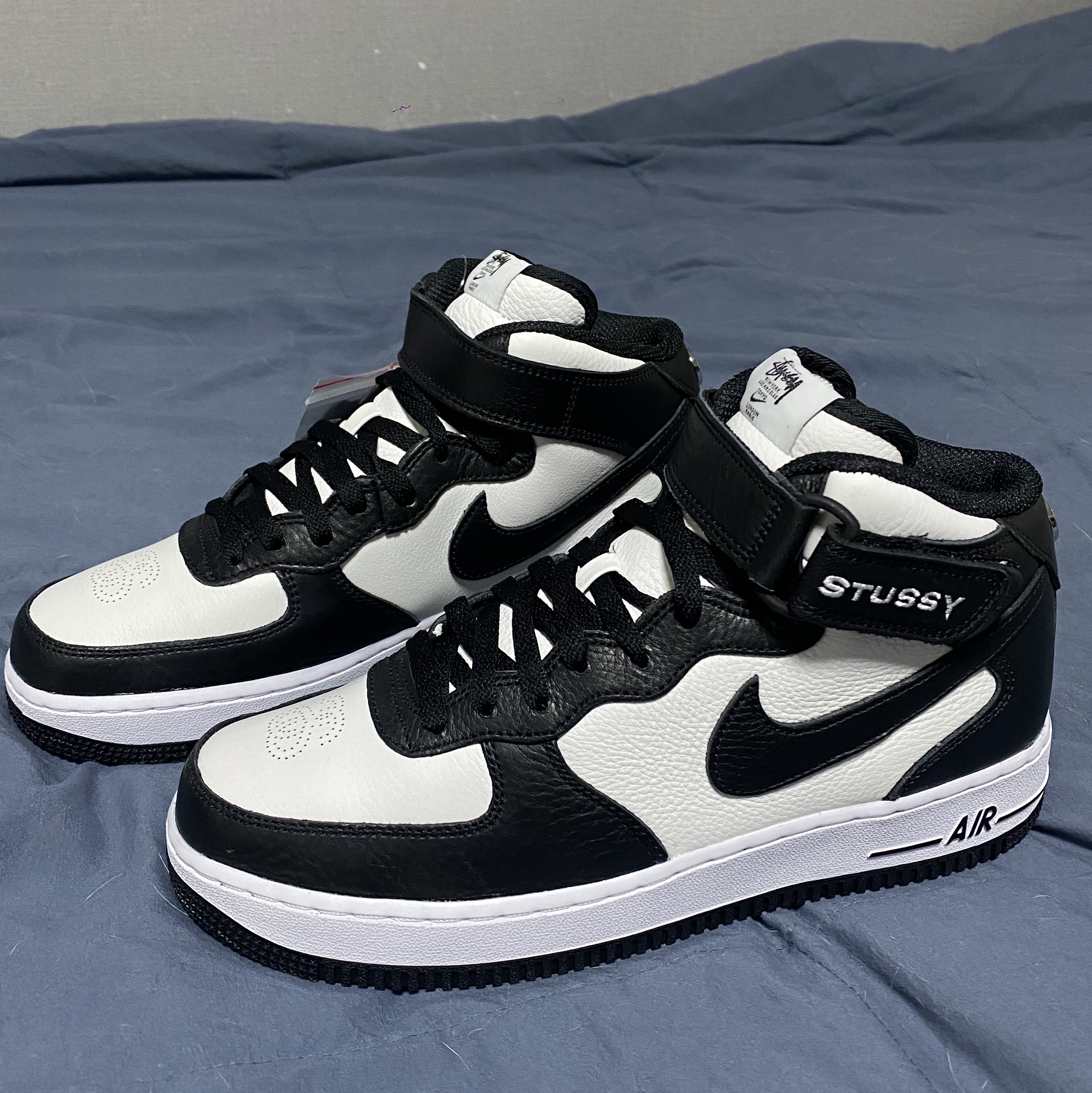 Nike x Stussy Air Force 1 '07 Mid SP Black and Light Bone 착용 스타일 - 3