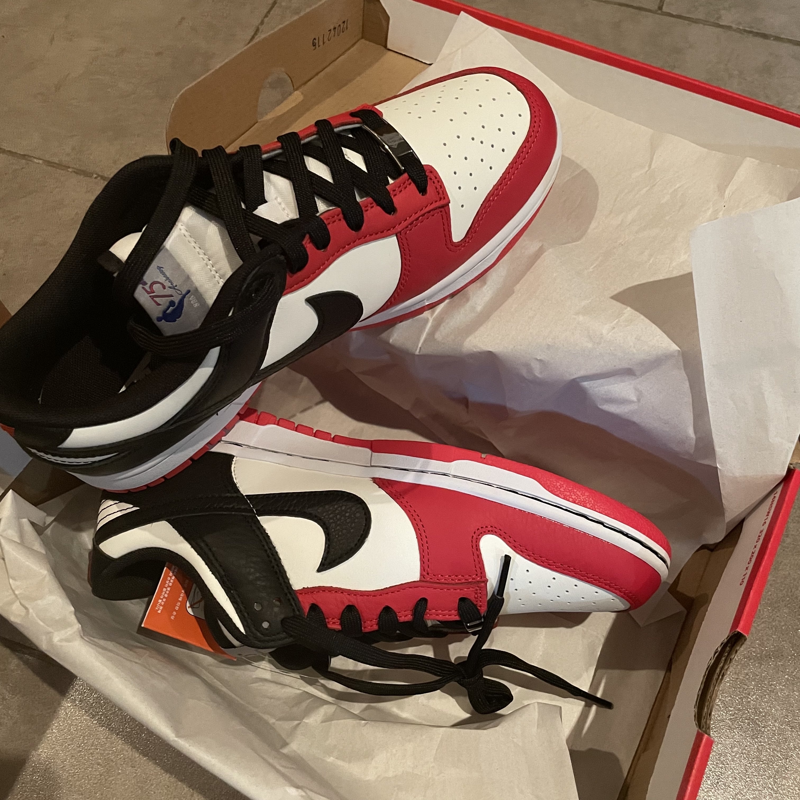 Nike x NBA Dunk Low Retro EMB Black and Chile Red, (GS) Nike x NBA Dunk Low Black and Chile Red 착용 스타일 - 1