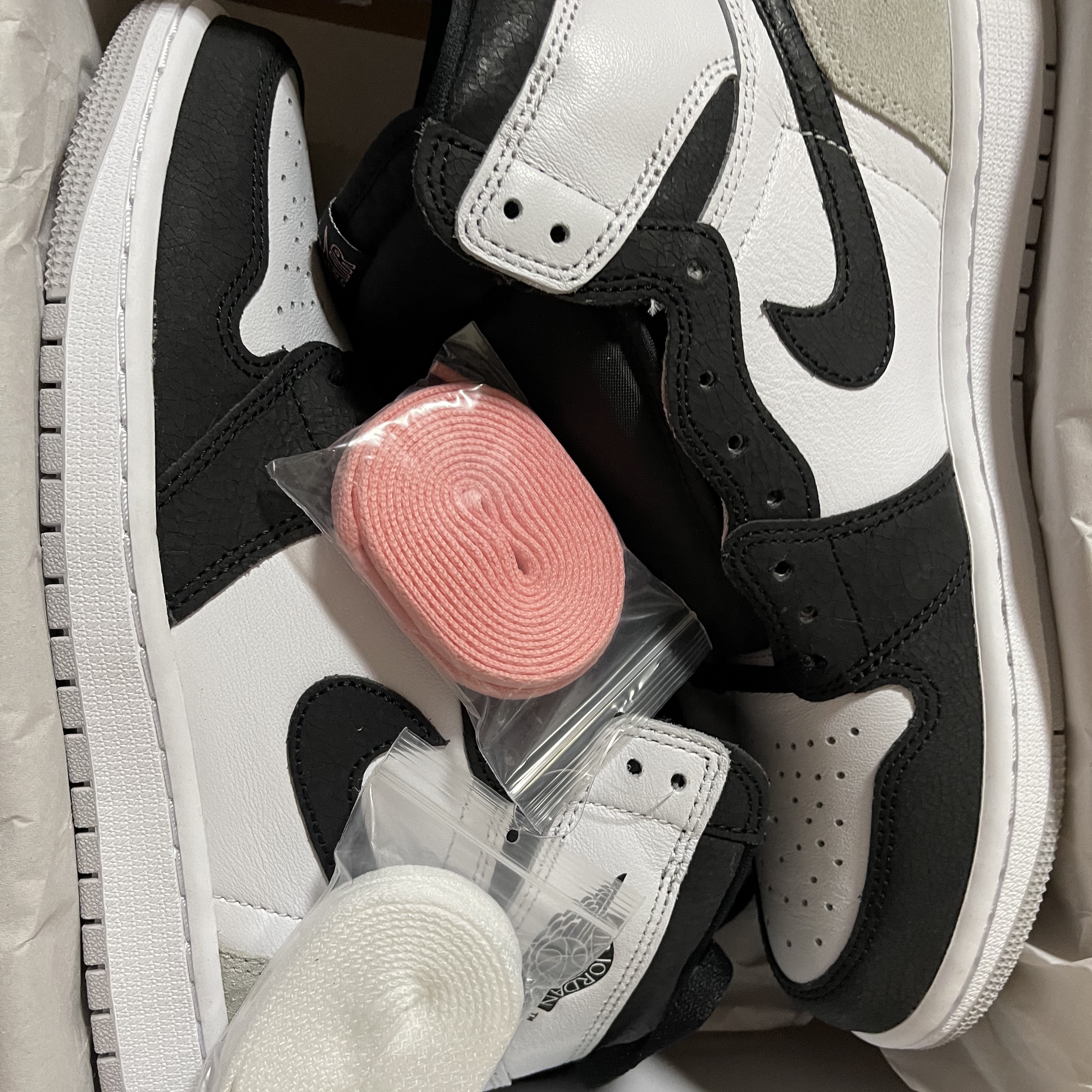 Jordan 1 Retro High OG Bleached Coral 착용 스타일 - 3