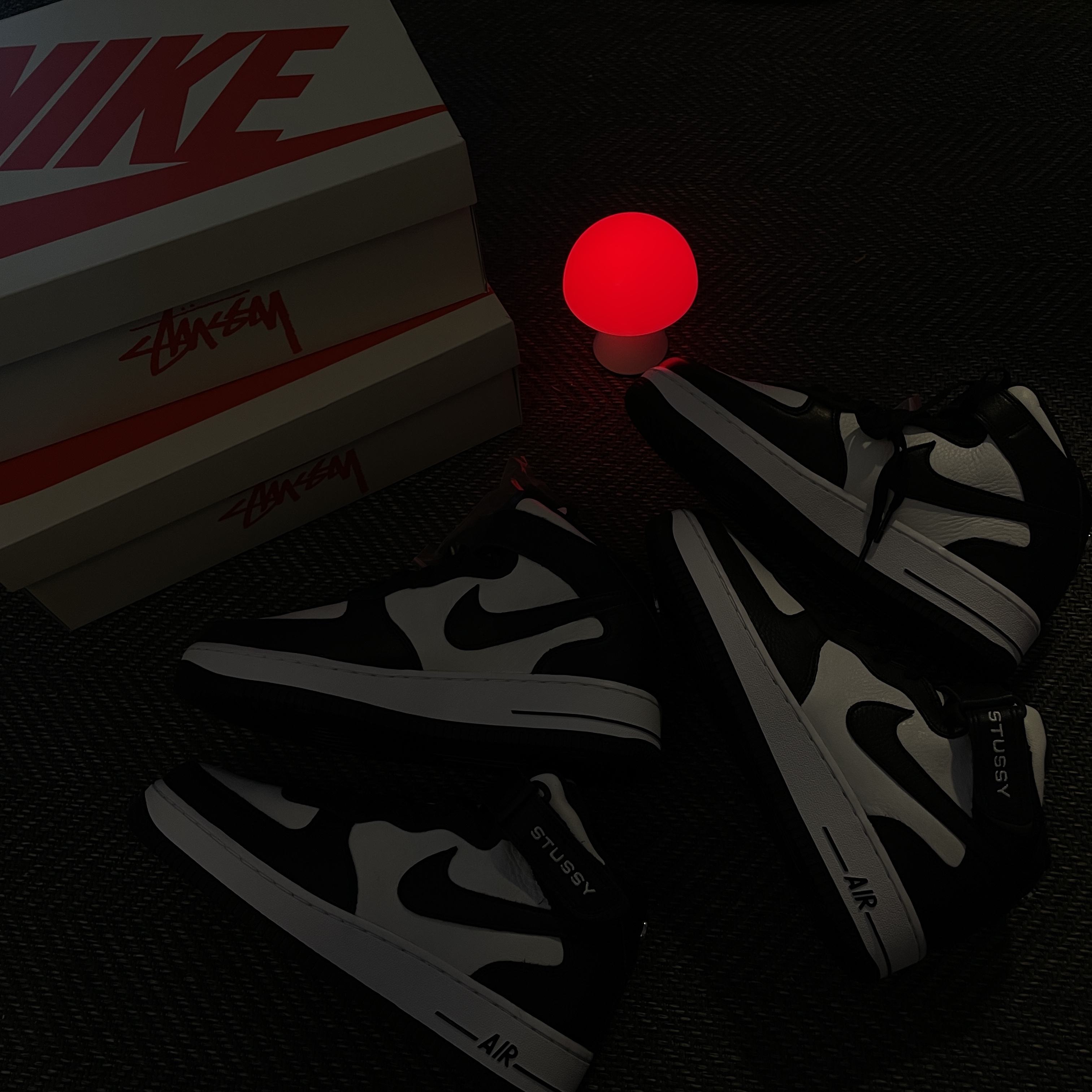 Nike x Stussy Air Force 1 '07 Mid SP Black and Light Bone 착용 스타일 - 2