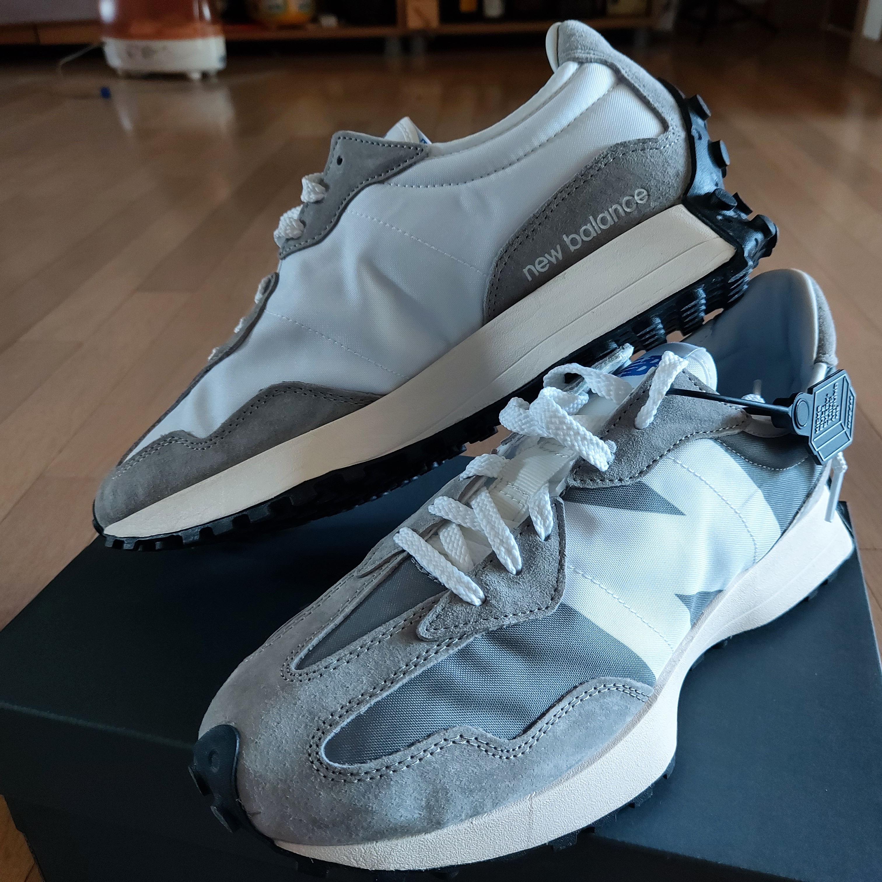 New Balance 327 Grey 착용 스타일 - 1