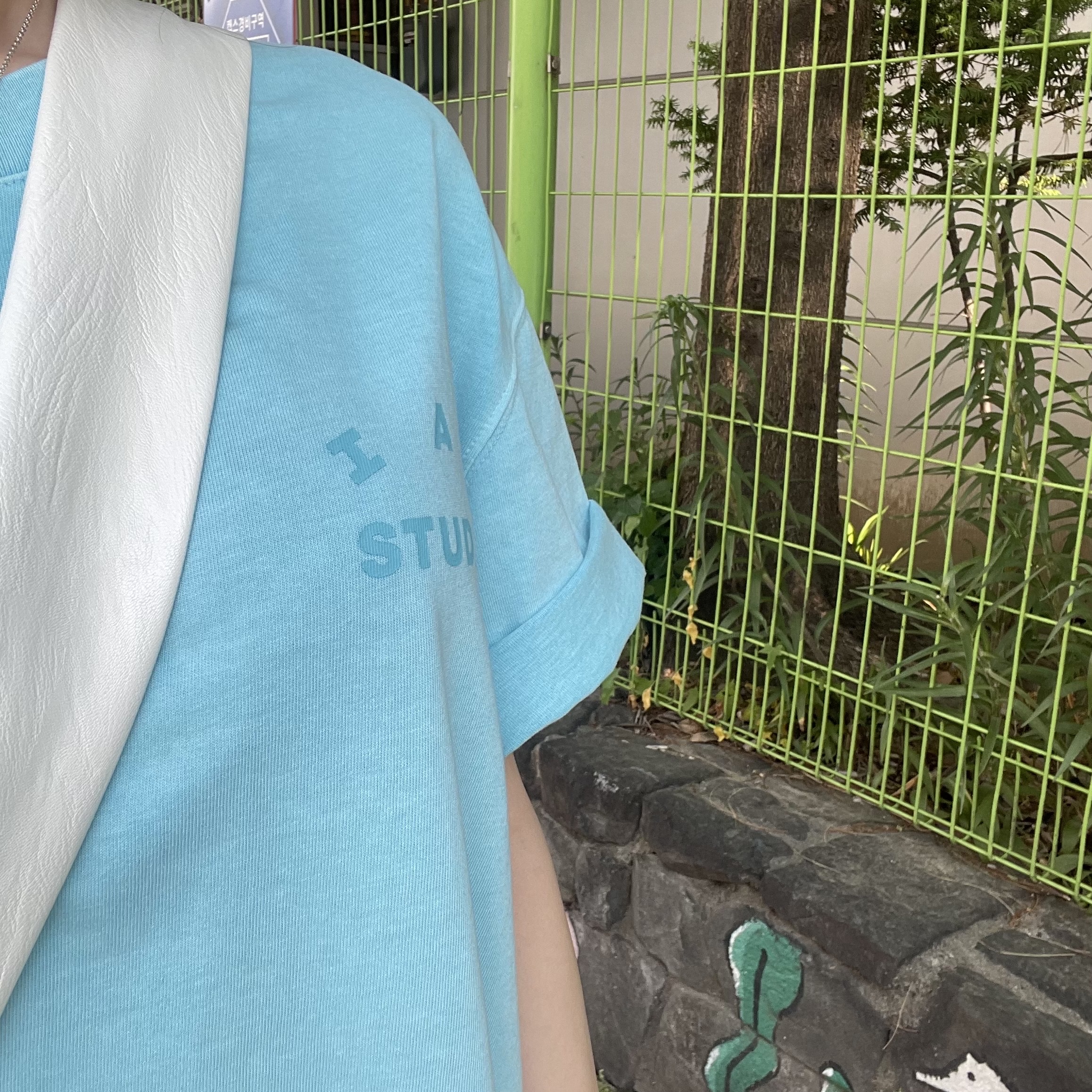 IAB Studio Pigment T-Shirt Cyan 착용 스타일