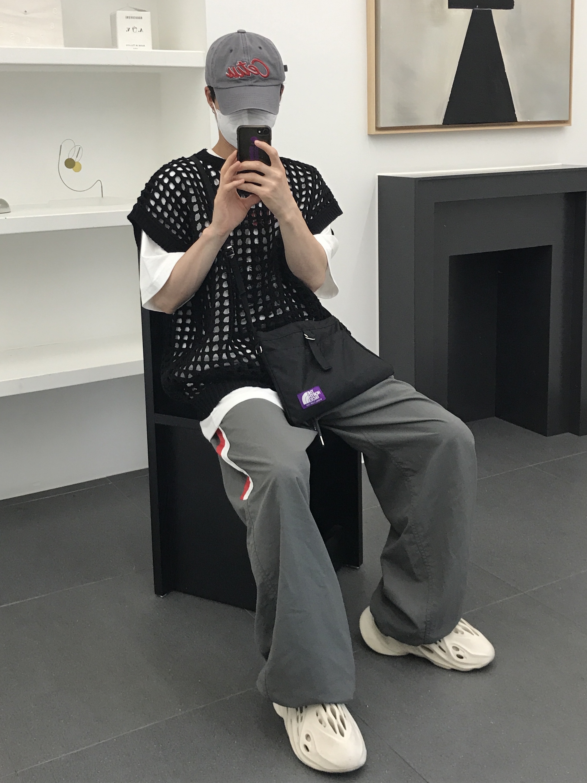 Adidas Yeezy Foam RNNR Sand 착용 스타일