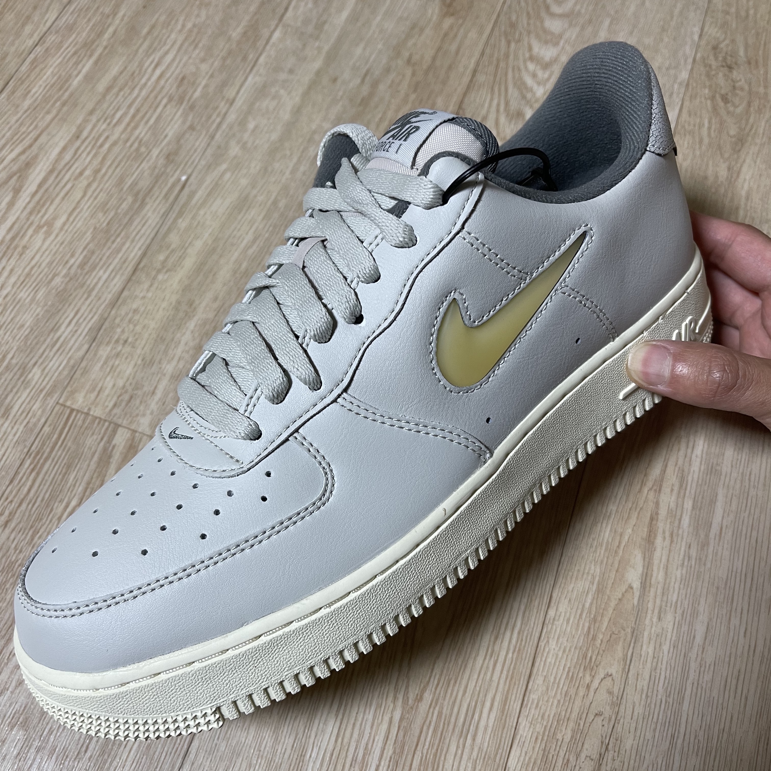 Nike Air Force 1 '07 LX Light Bone and Coconut Milk 착용 스타일