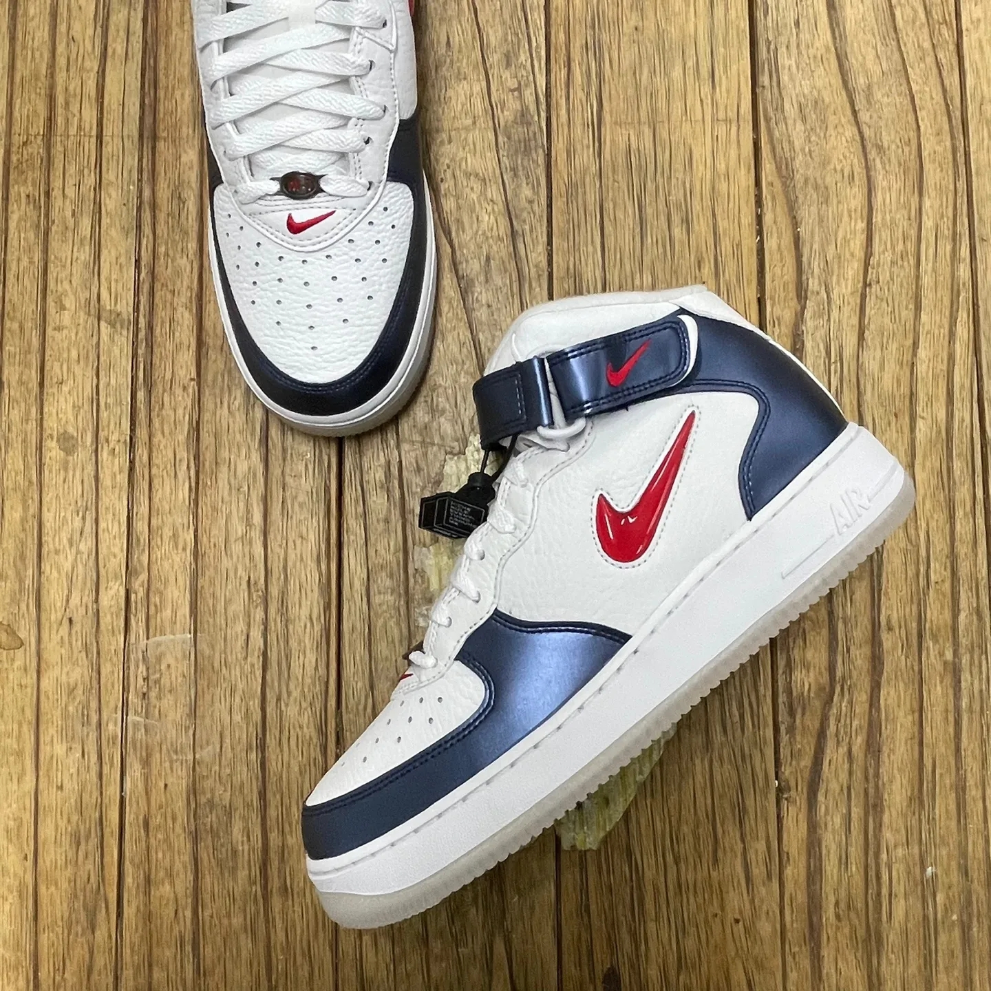 Nike Air Force 1 Mid QS University Red and Midnight Navy 착용 스타일 - 2