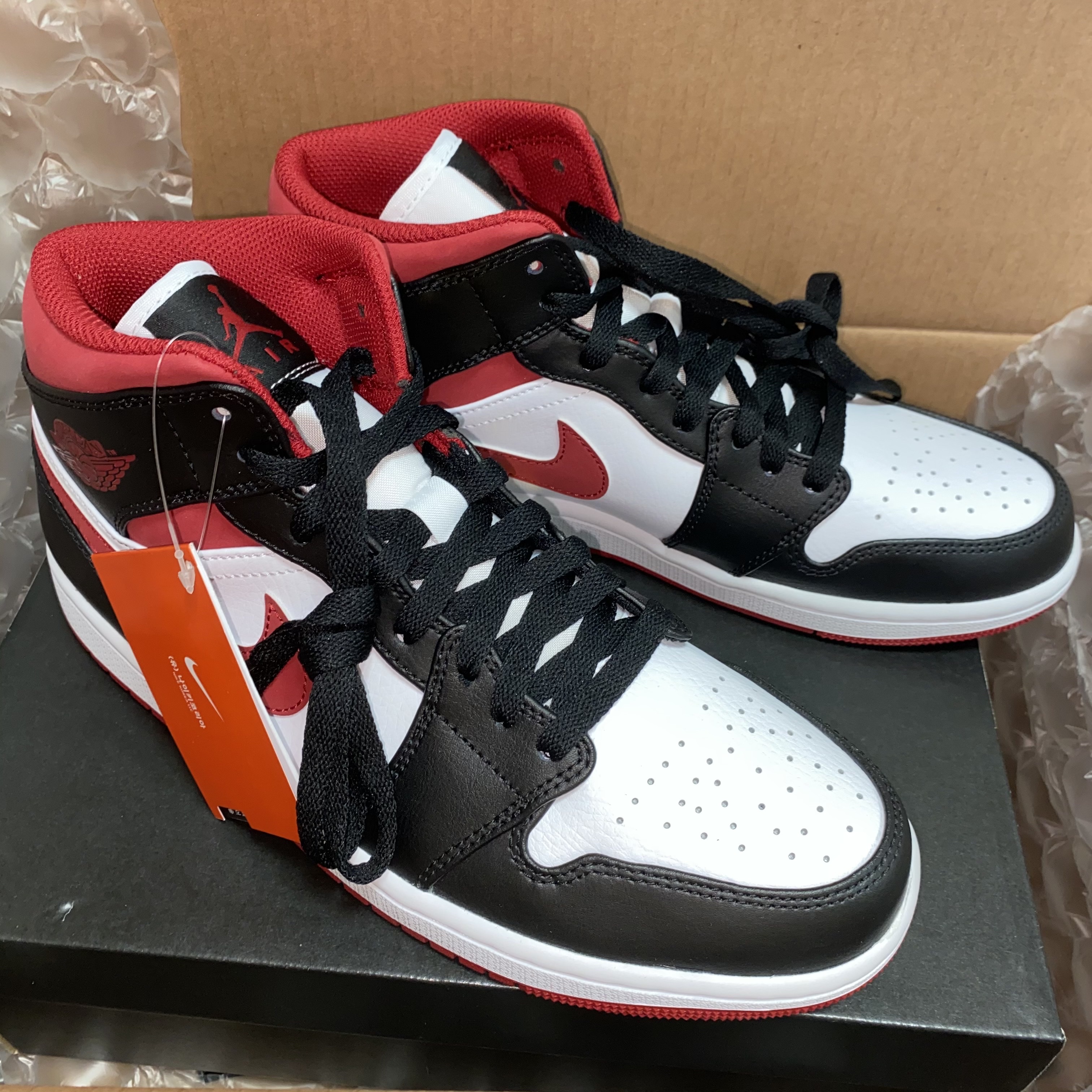 Jordan 1 Mid Gym Red Black White 착용 스타일 - 3
