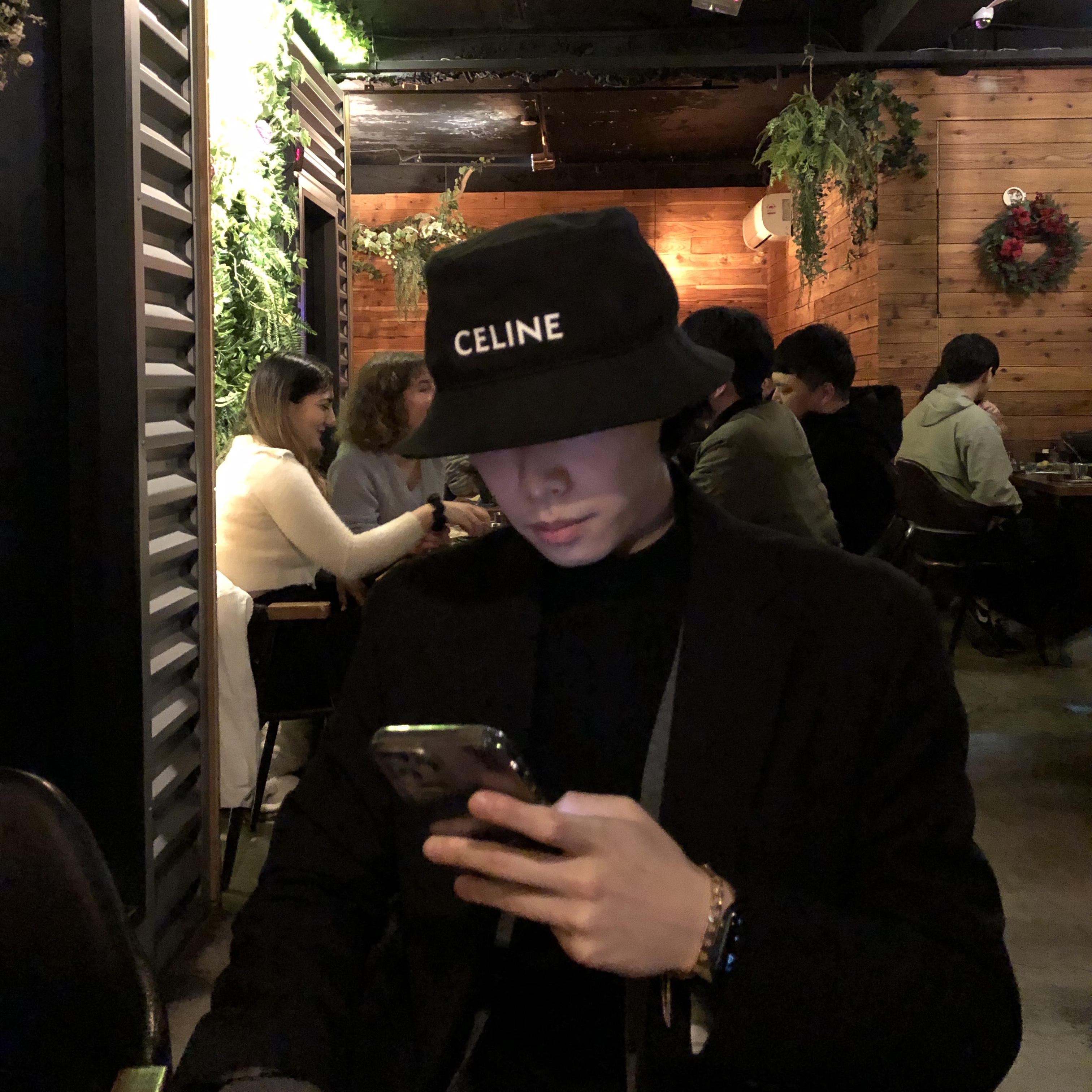 Celine Bucket Hat in Cotton Gabardine Ultra Black 착용 스타일