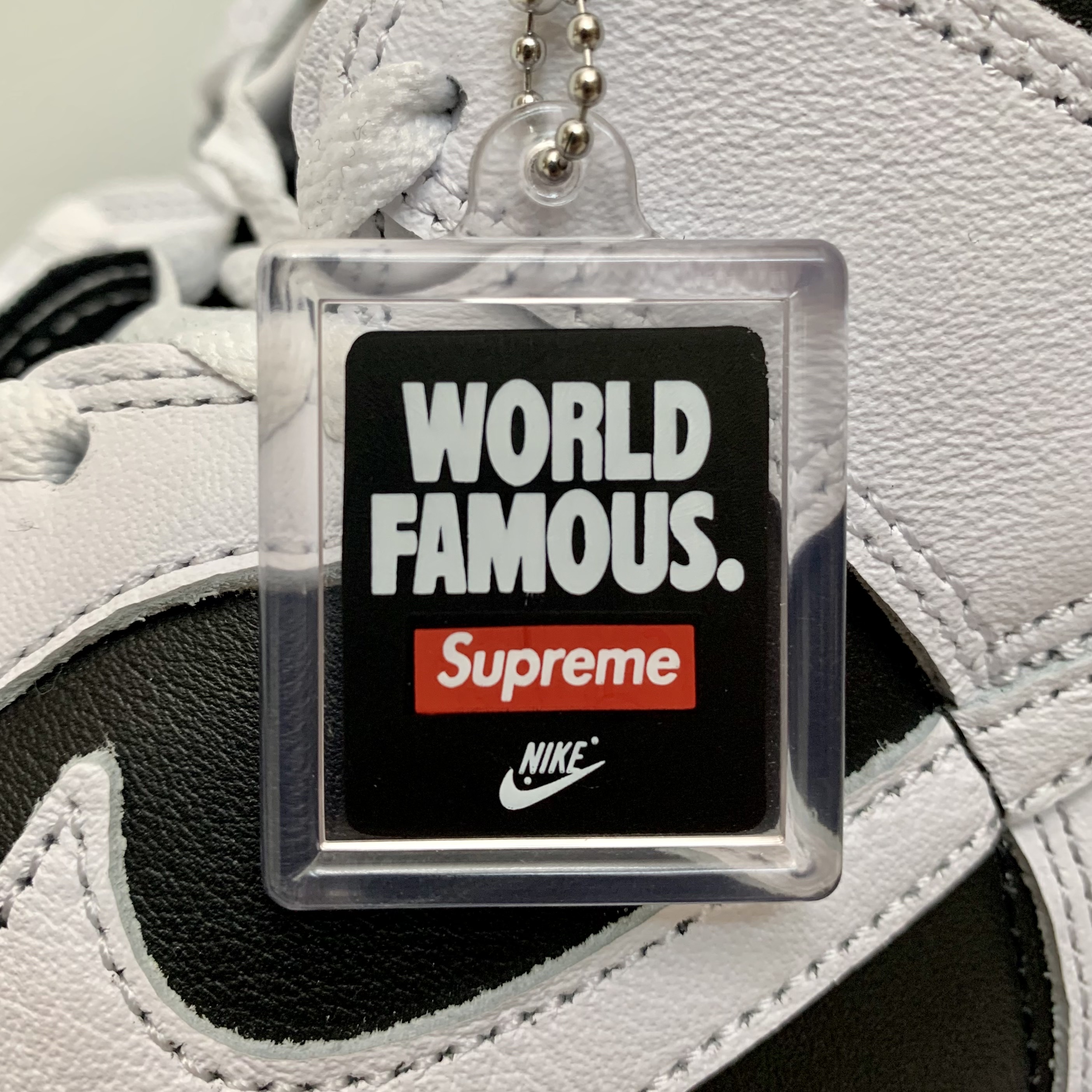 Nike x Supreme SB Dunk High OG QS By Any Means Black White 착용 스타일 - 3
