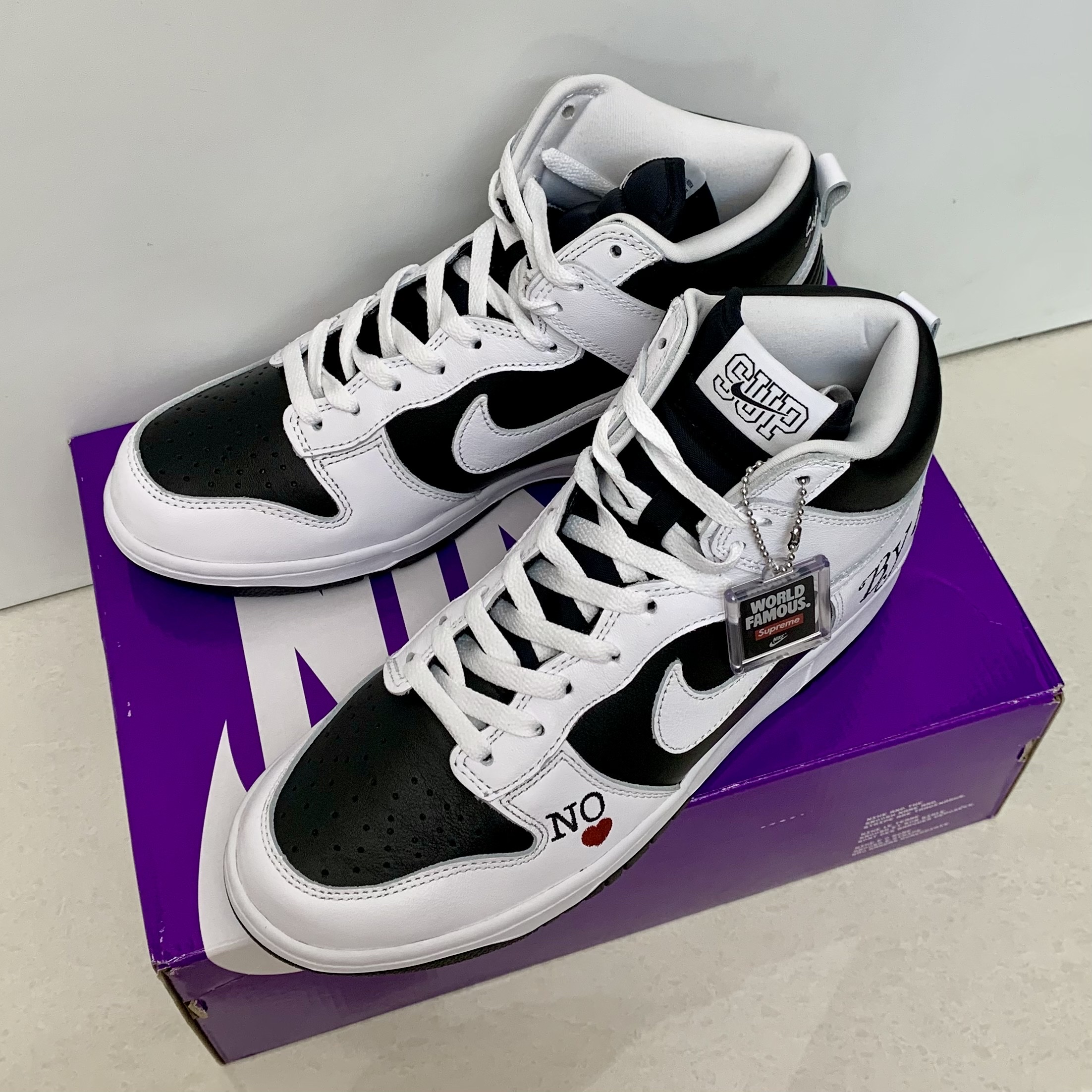 Nike x Supreme SB Dunk High OG QS By Any Means Black White 착용 스타일 - 2
