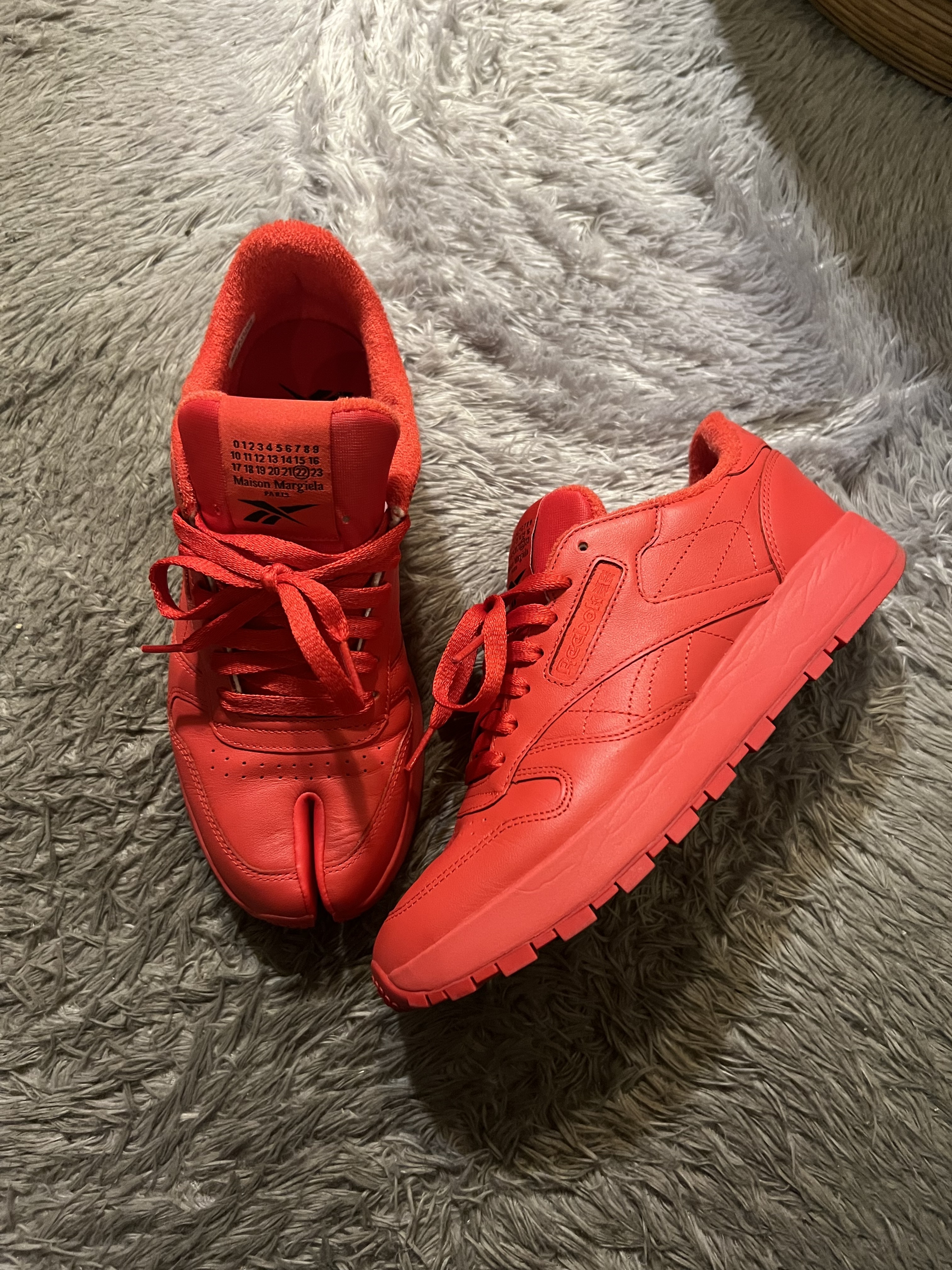 Reebok x Maison Margiela Classic Leather Tabi Shoes Red 착용 스타일