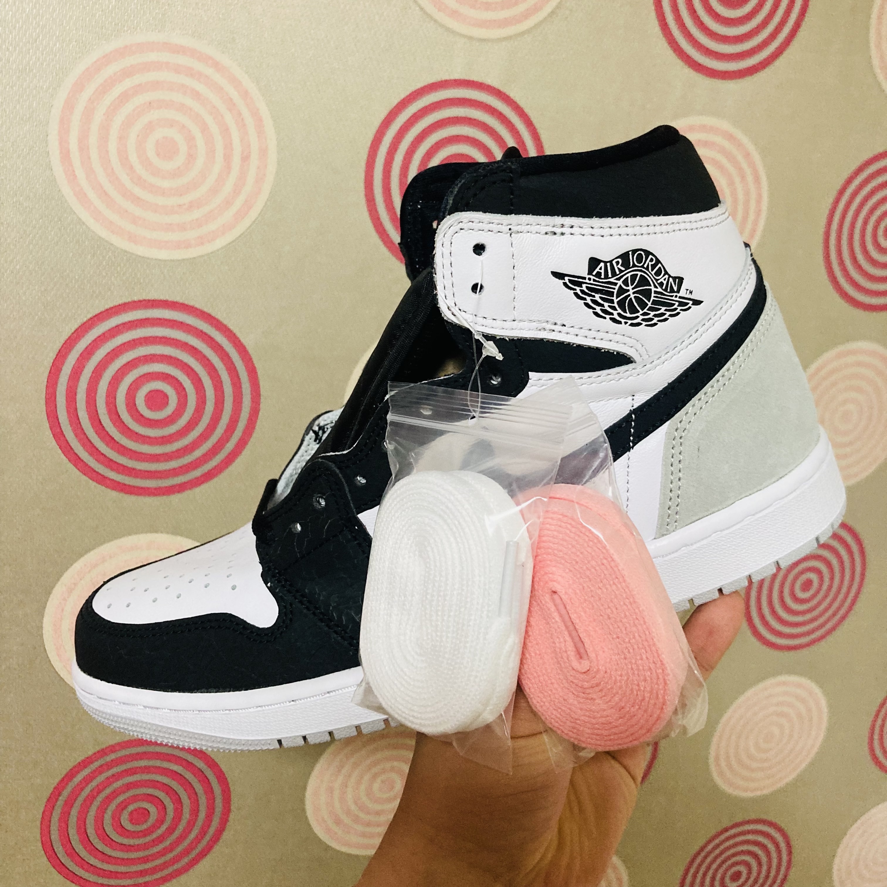 Jordan 1 Retro High OG Bleached Coral 착용 스타일 - 1