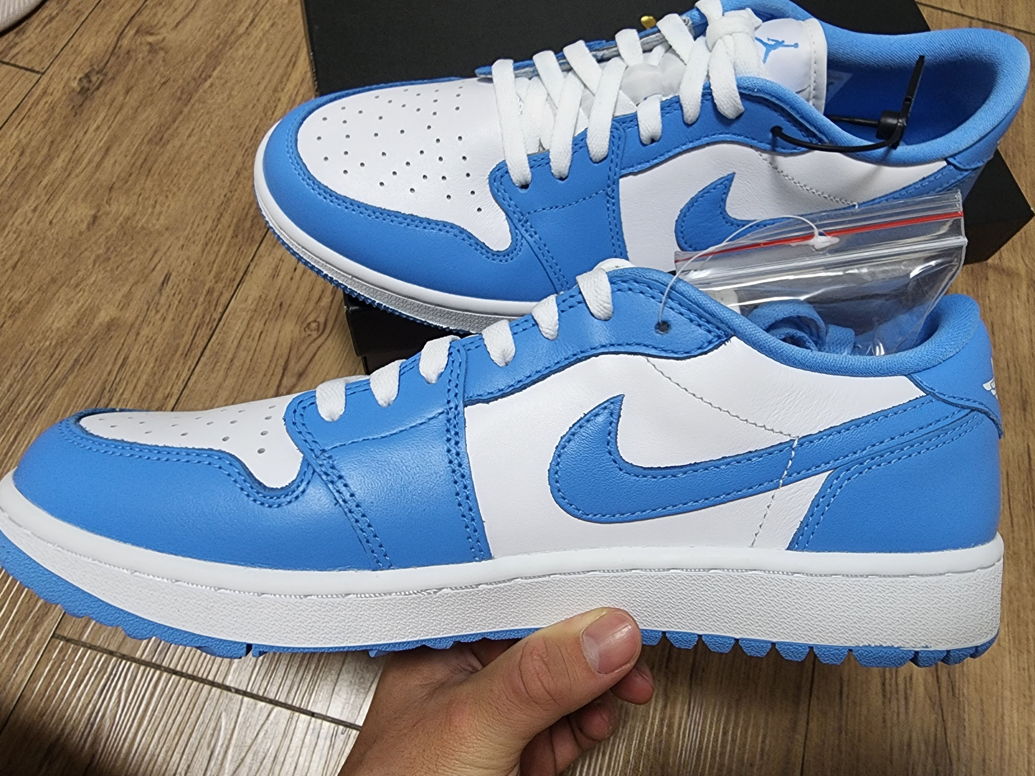 Jordan 1 Low Golf White and University Blue 착용 스타일 - 2