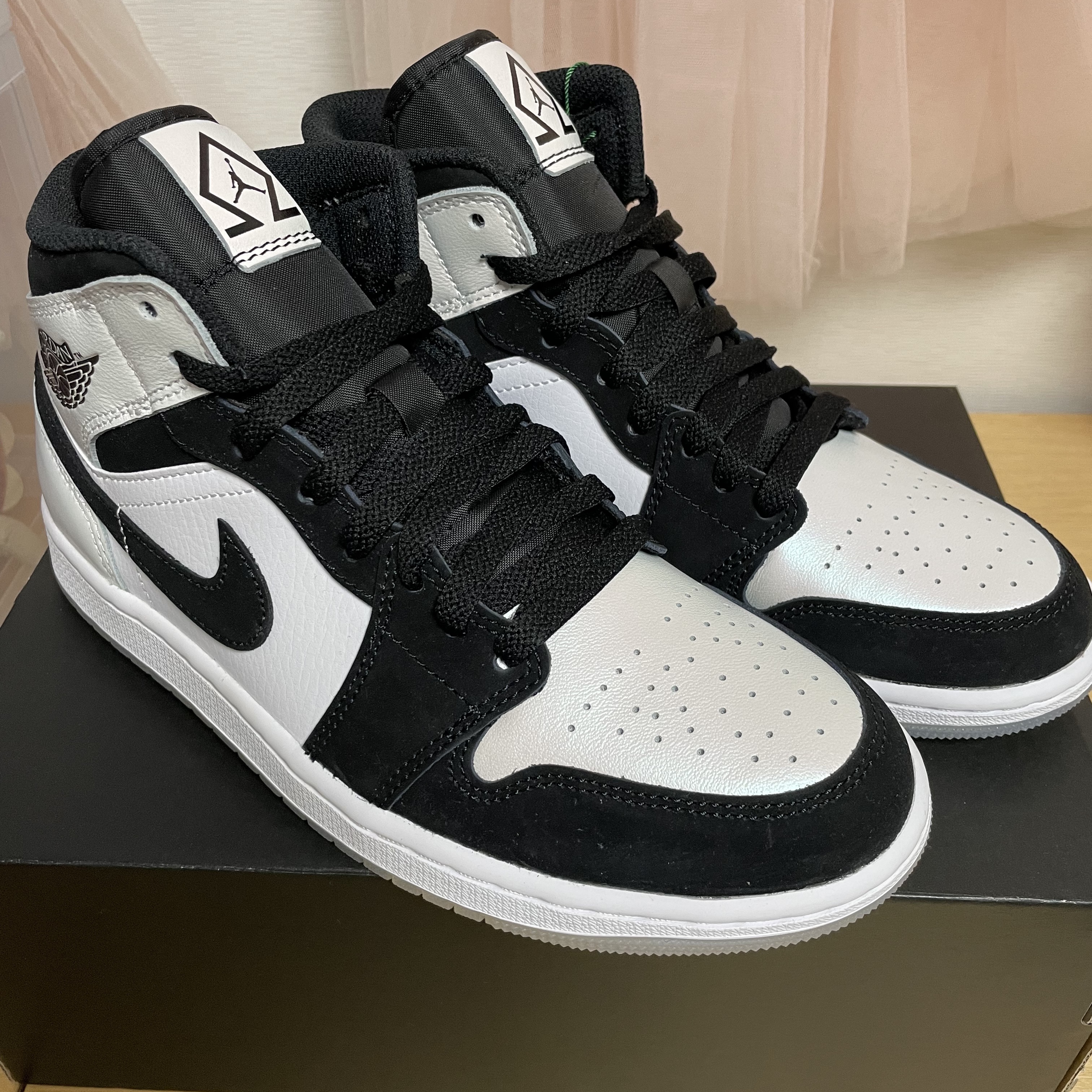 Jordan 1 Mid SE Diamond, Jordan 1 Retro High OG Bleached Coral 착용 스타일 - 1