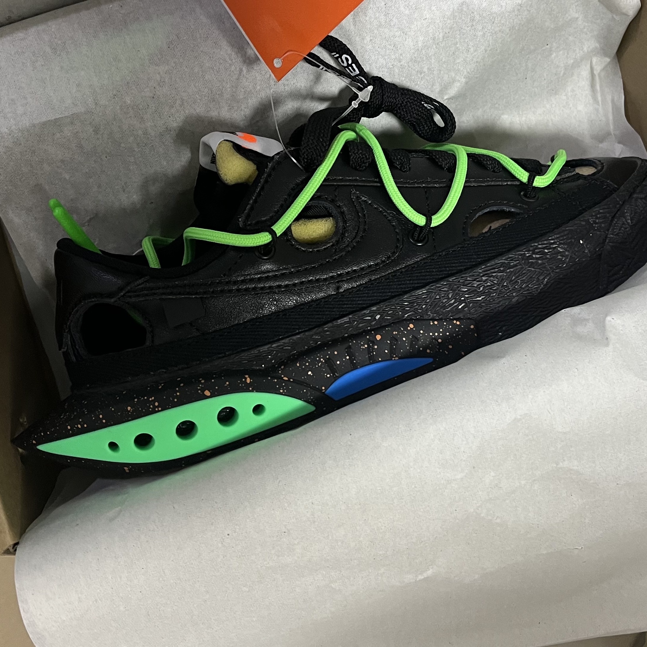 Nike x Off-White Blazer Low '77 Black and Electro Green 착용 스타일 - 1