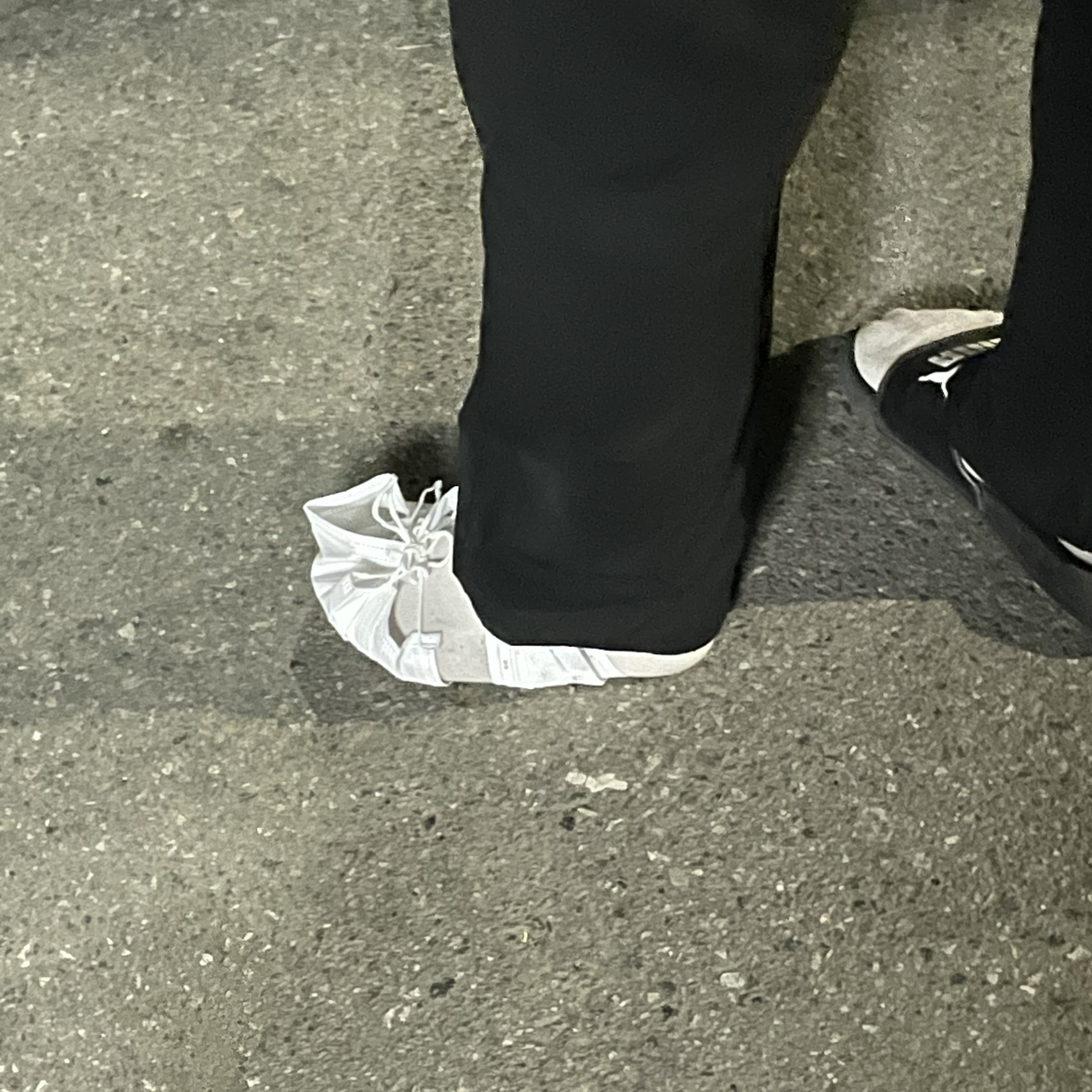 Adidas Yeezy 450 Cloud White 착용 스타일