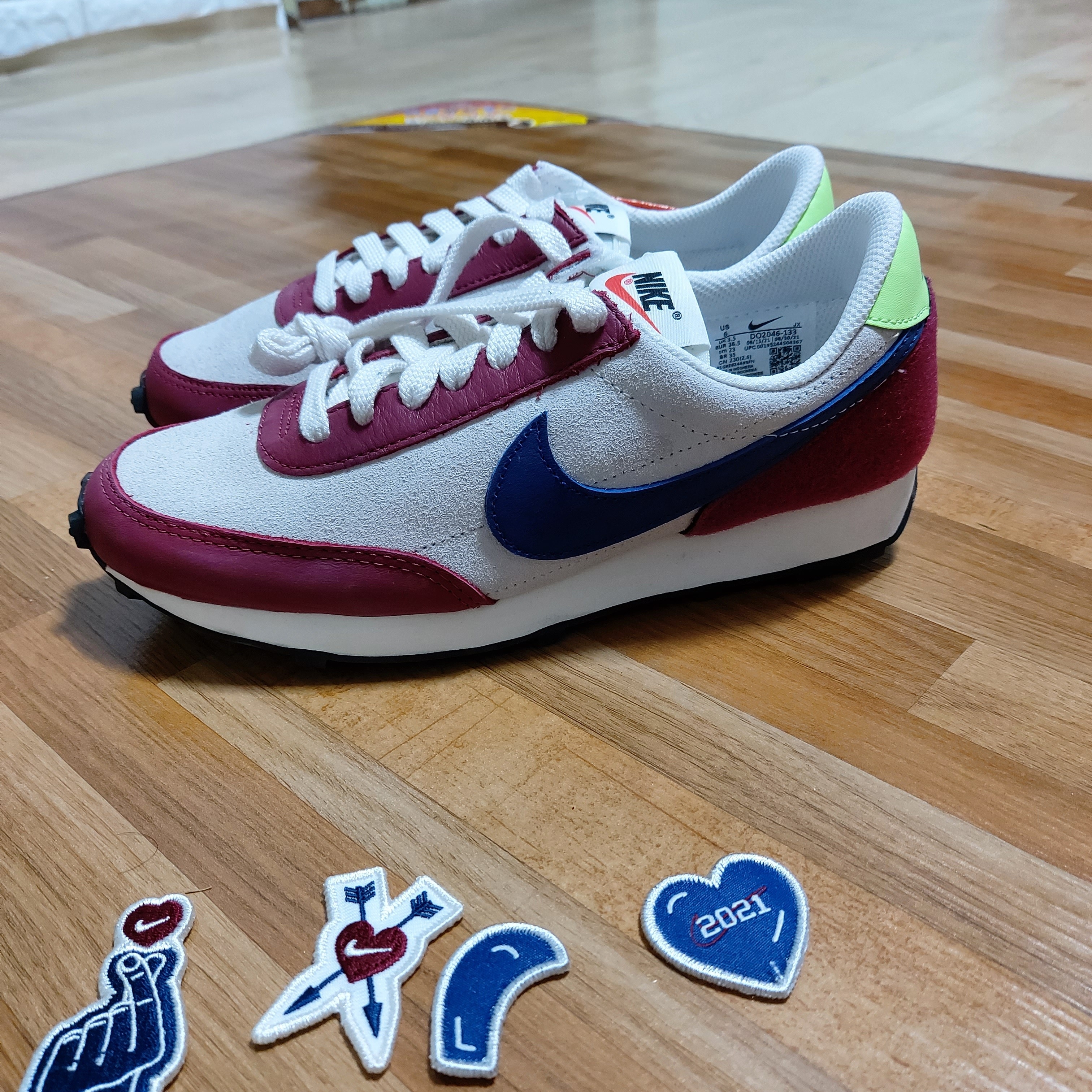 (W) Nike Daybreak Sail Deep Royal Blue Pomegranate 착용 스타일 - 1
