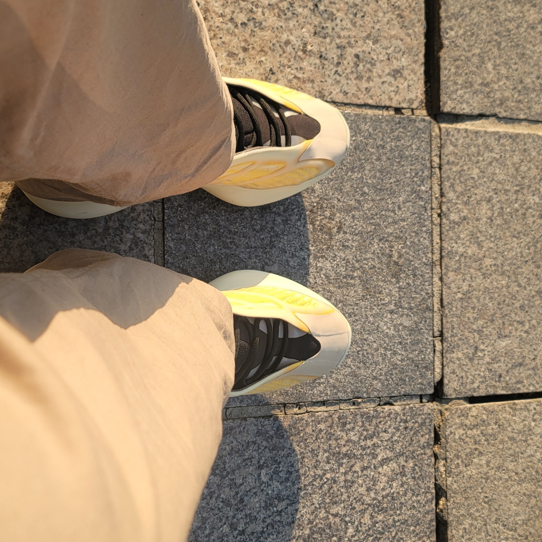 Adidas Yeezy 700 V3 Mono Safflower 착용 스타일