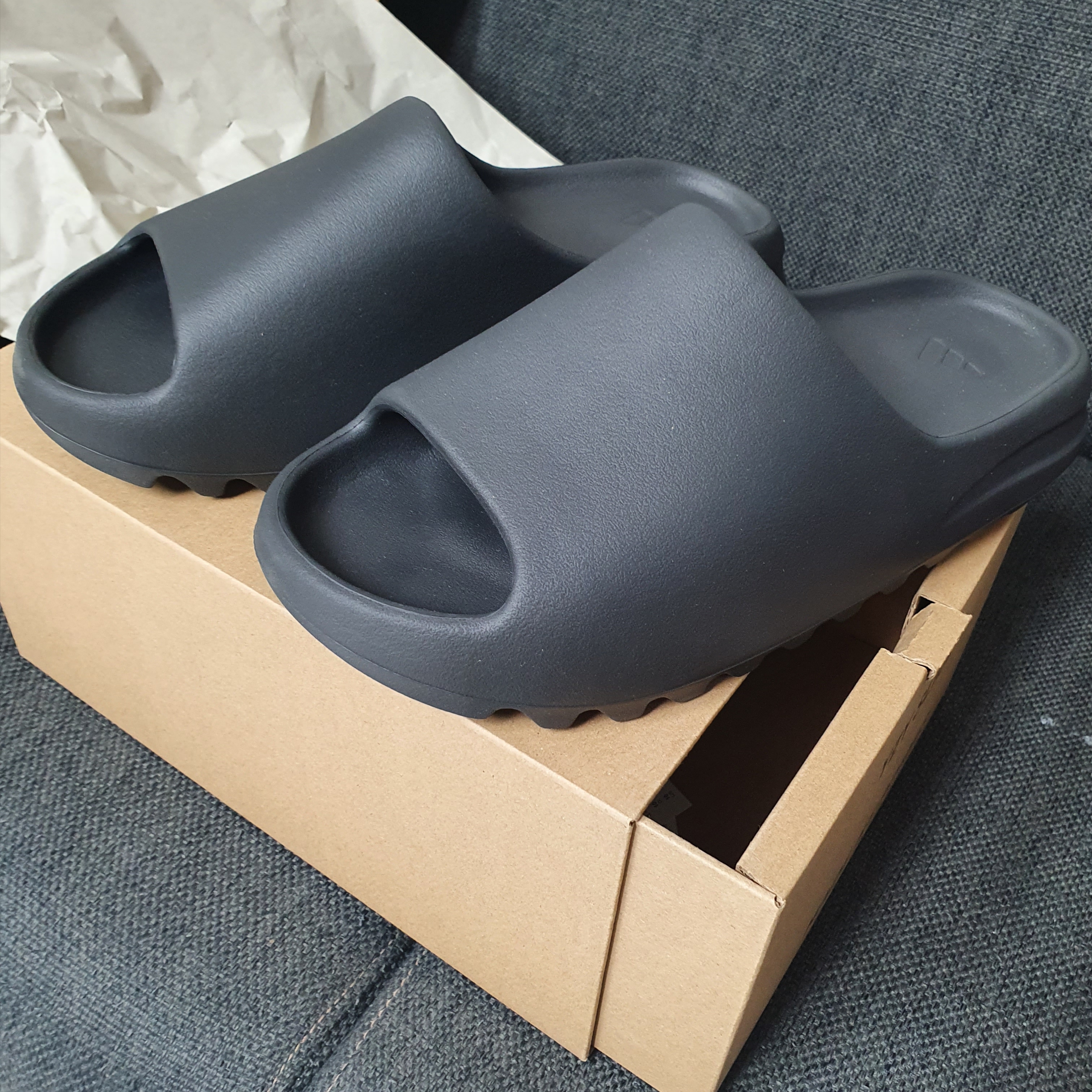 Adidas Yeezy Slide Onyx 착용 스타일