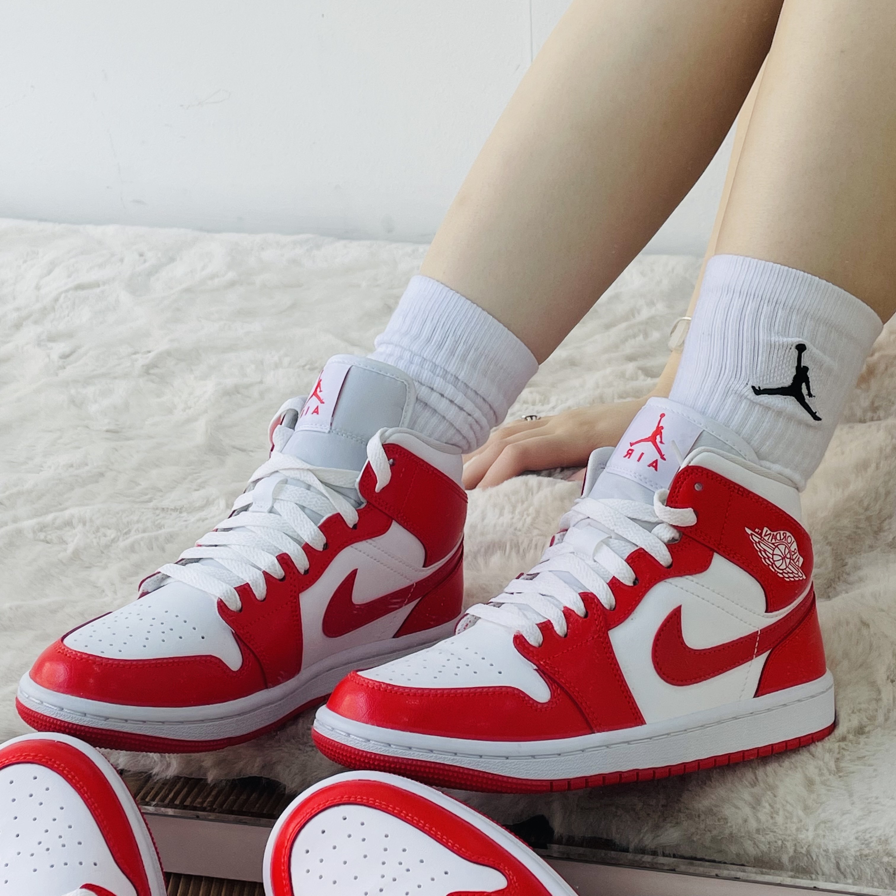 (W) Jordan 1 Mid Habanero Red 착용 스타일 - 2
