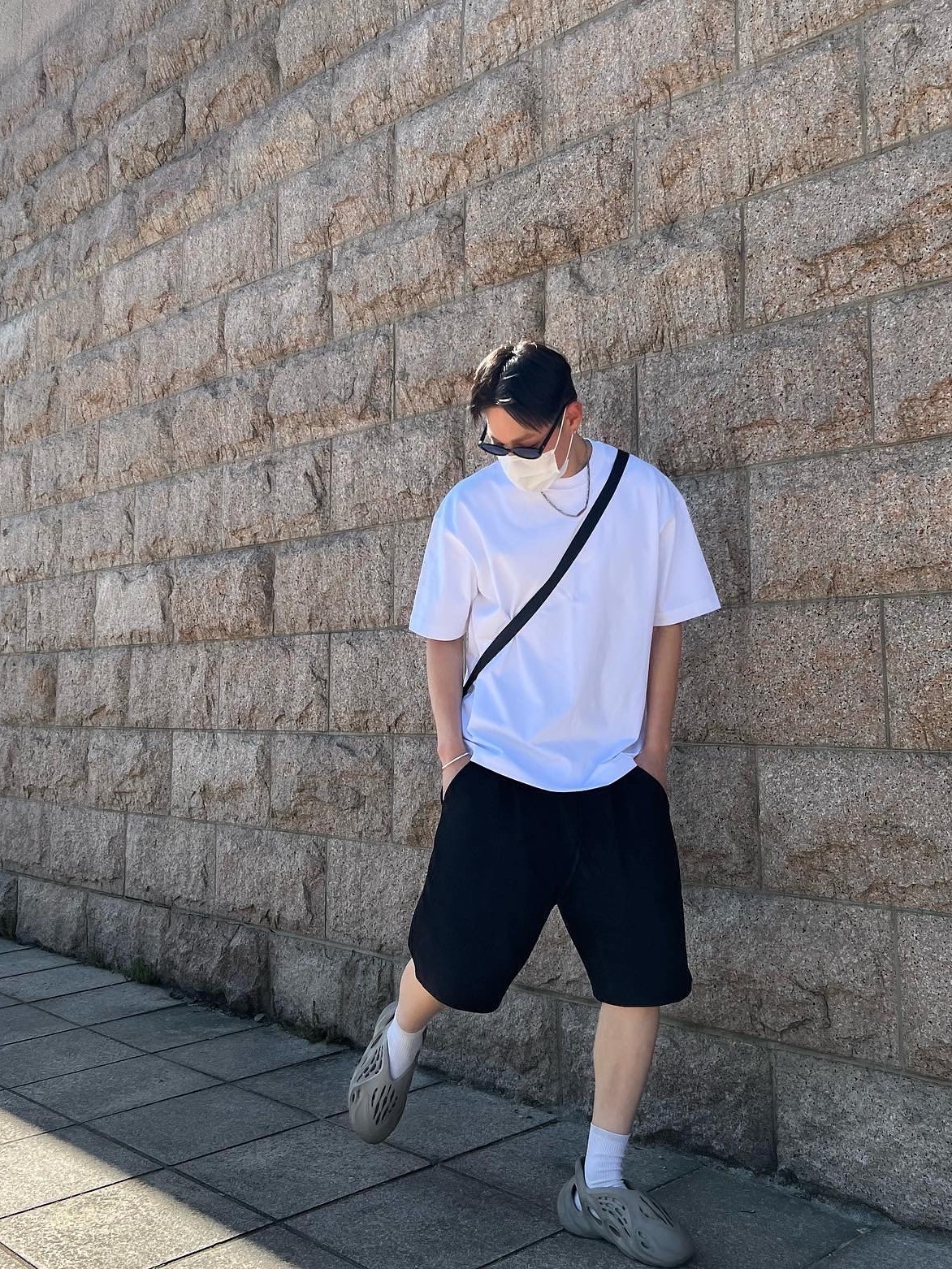 Adidas Yeezy Foam RNNR Stone Sage 착용 스타일 - 5