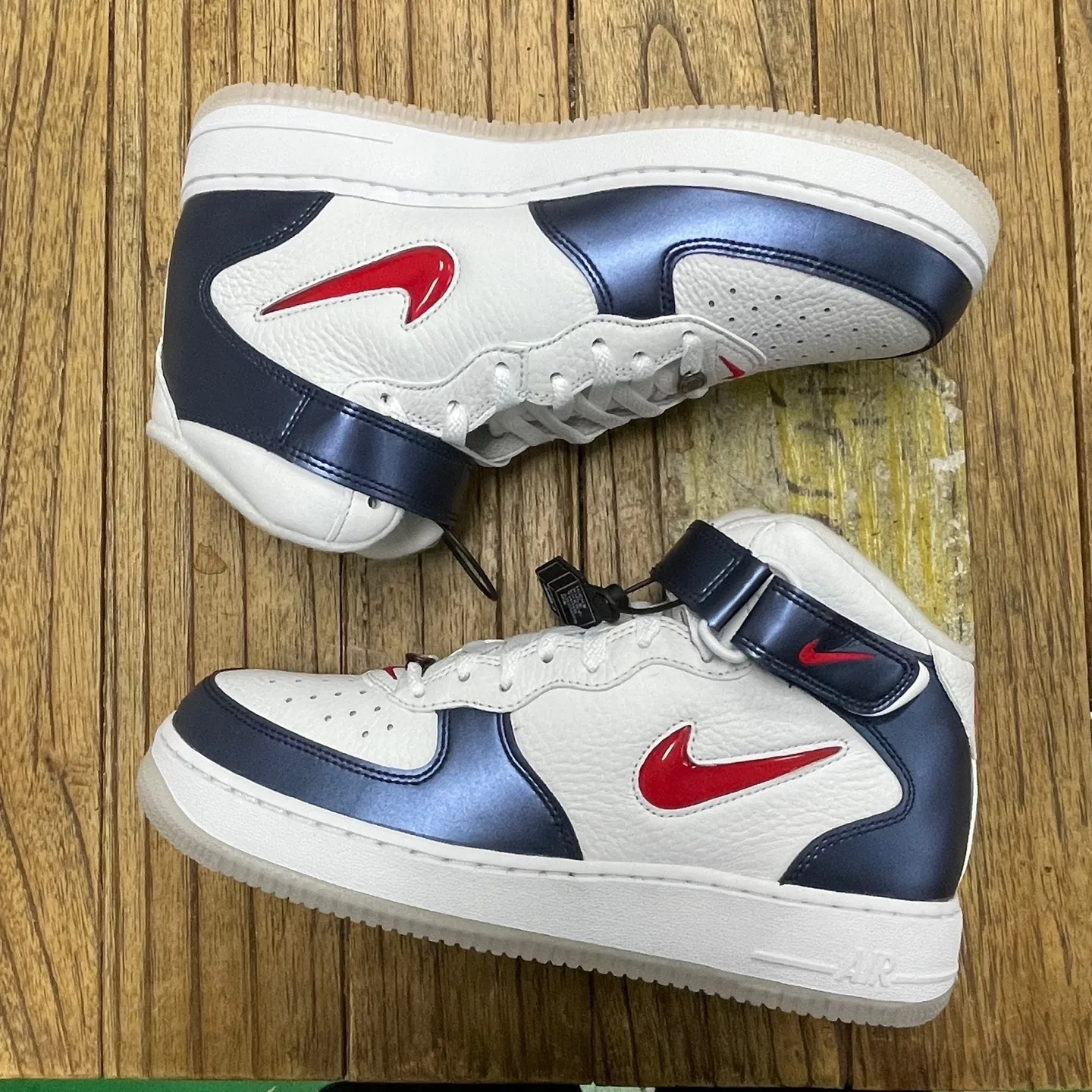 Nike Air Force 1 Mid QS University Red and Midnight Navy 착용 스타일 - 1