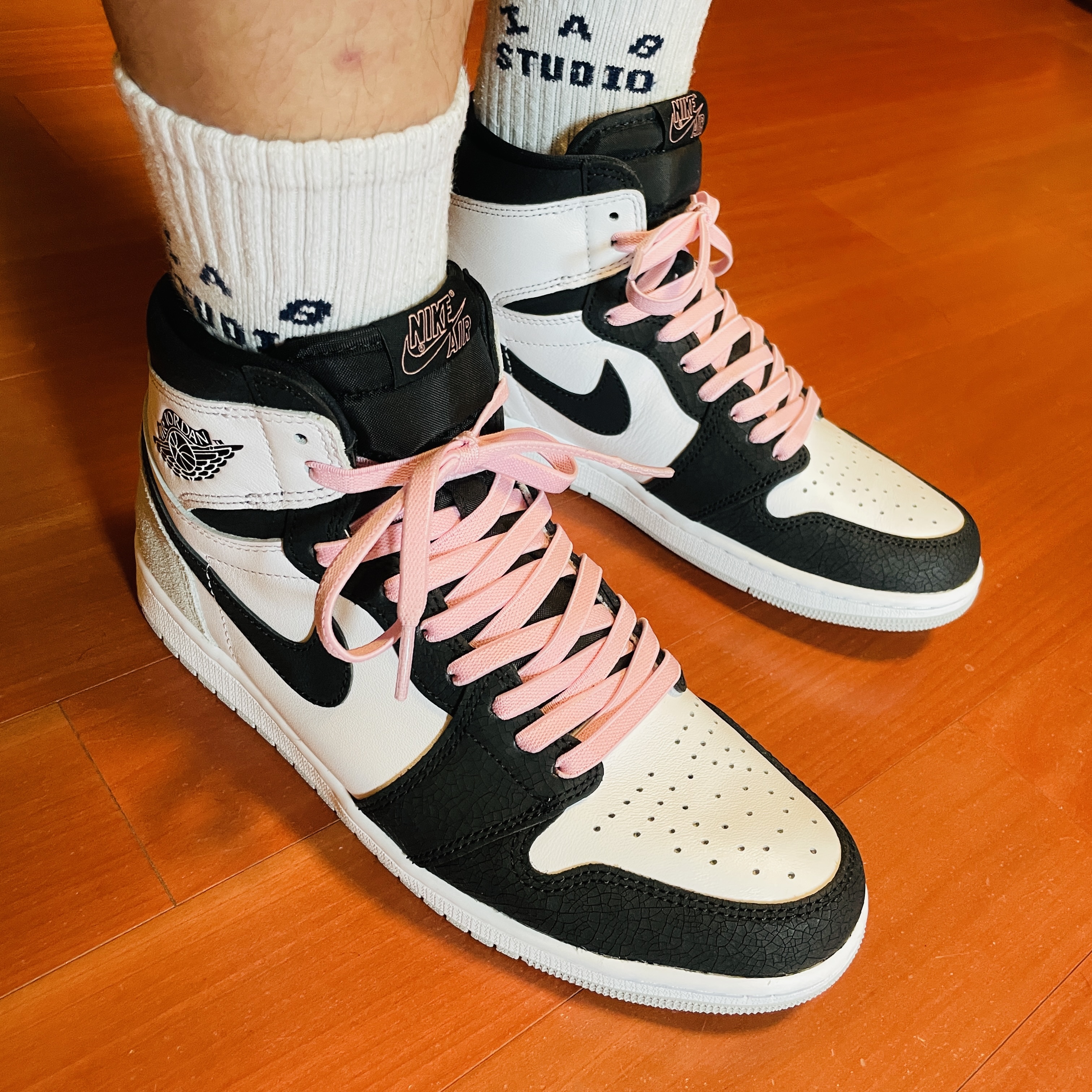 Jordan 1 Retro High OG Bleached Coral 착용 스타일 - 1