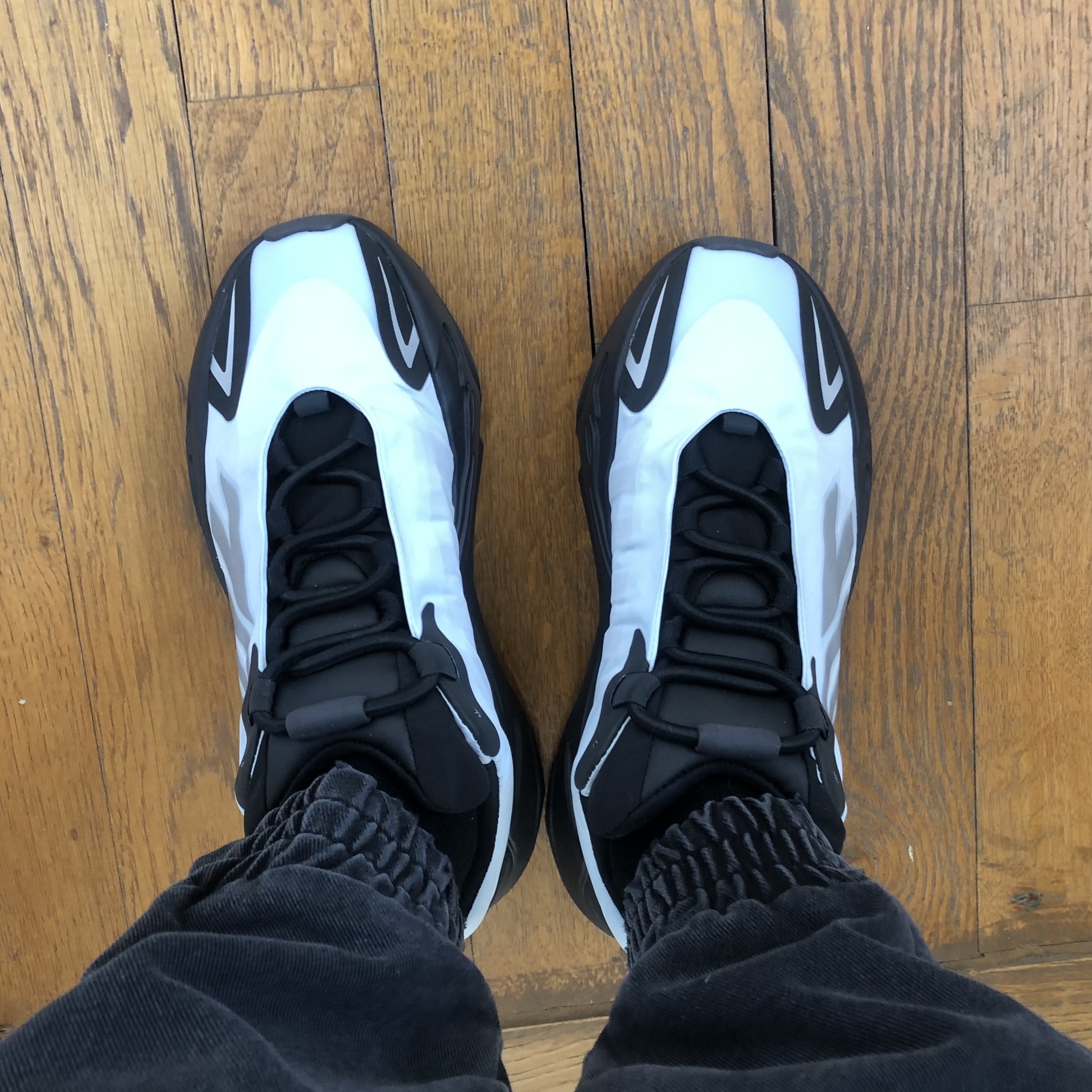 Adidas Yeezy Boost 700 MNVN Blue Tint 착용 스타일