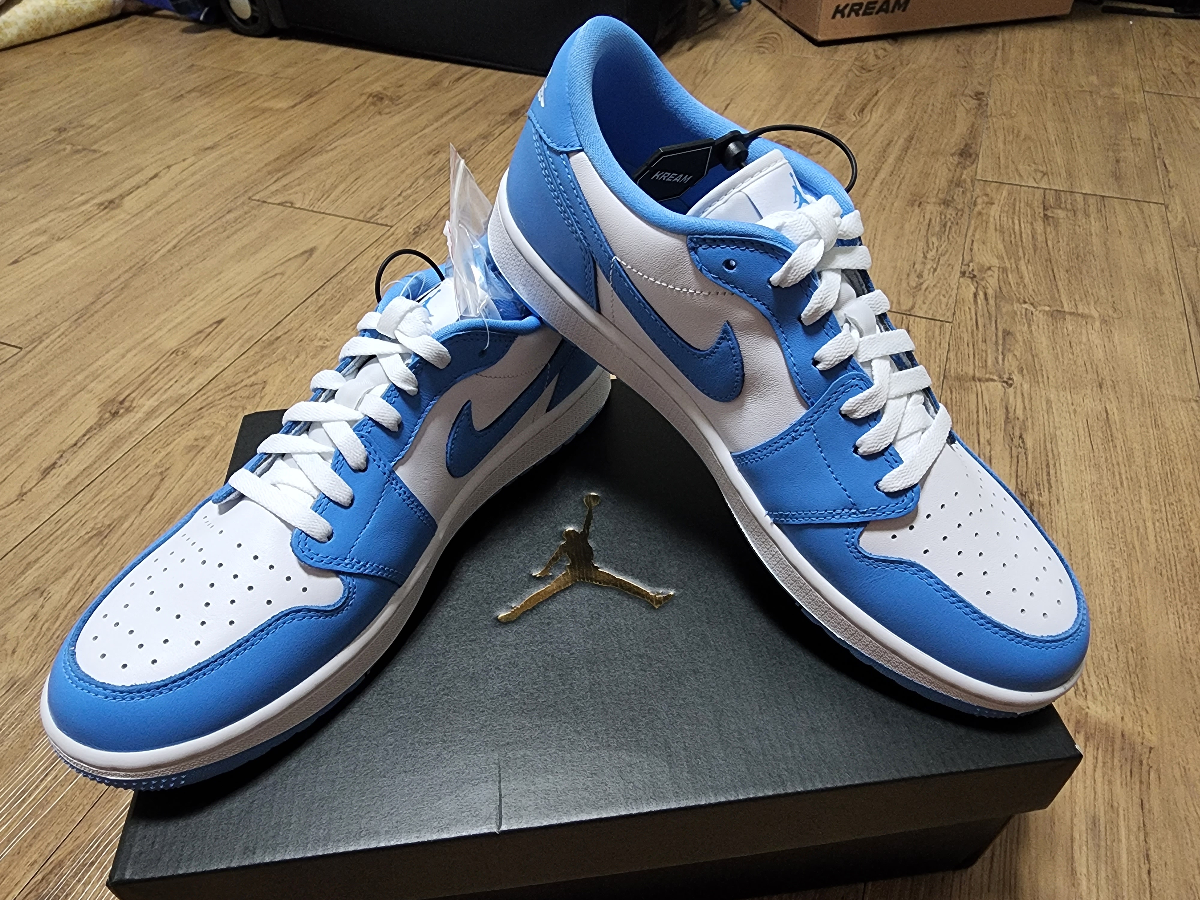 Jordan 1 Low Golf White and University Blue 착용 스타일 - 3