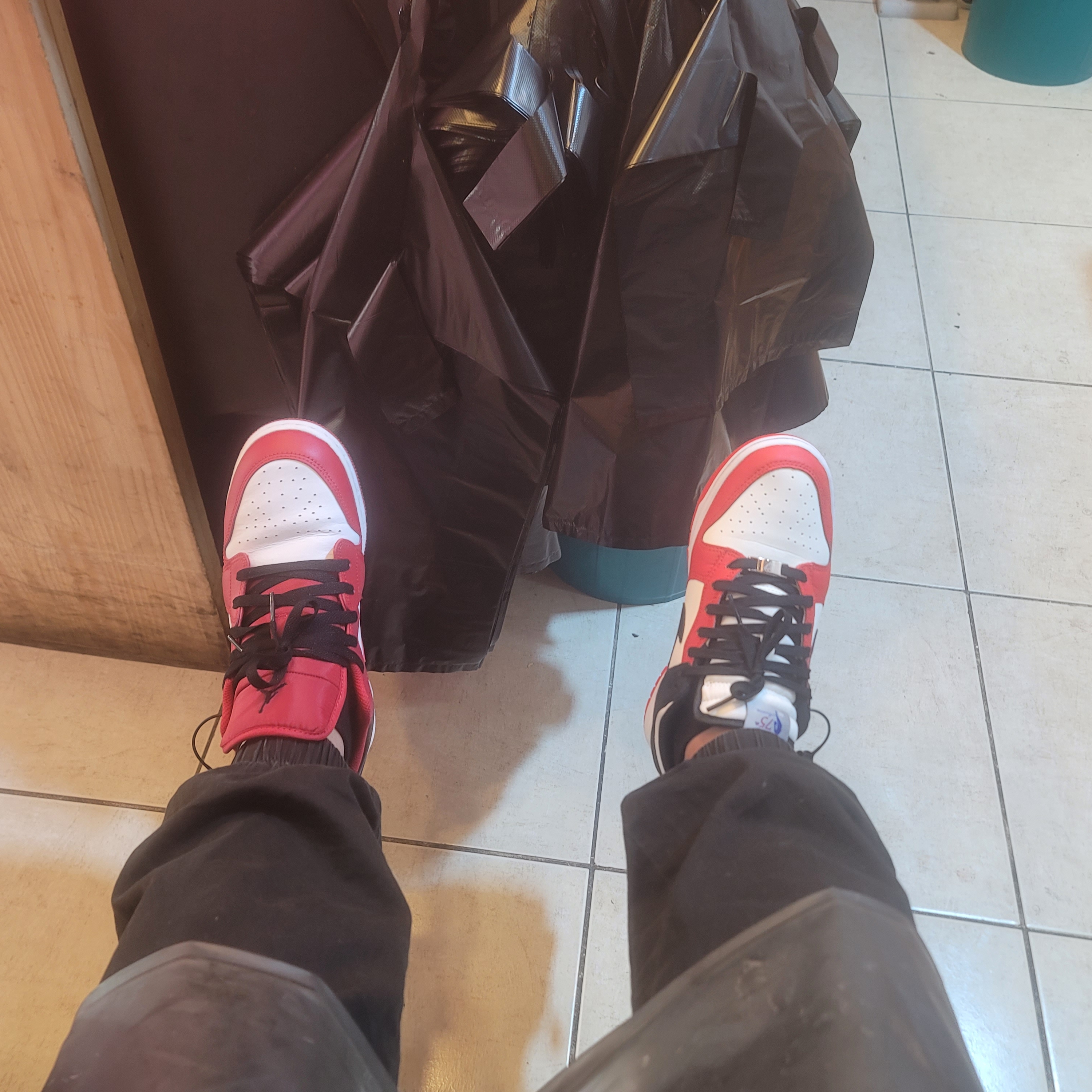 Nike x NBA Dunk Low Retro EMB Black and Chile Red, Jordan 1 Low White Gym Red Black 착용 스타일
