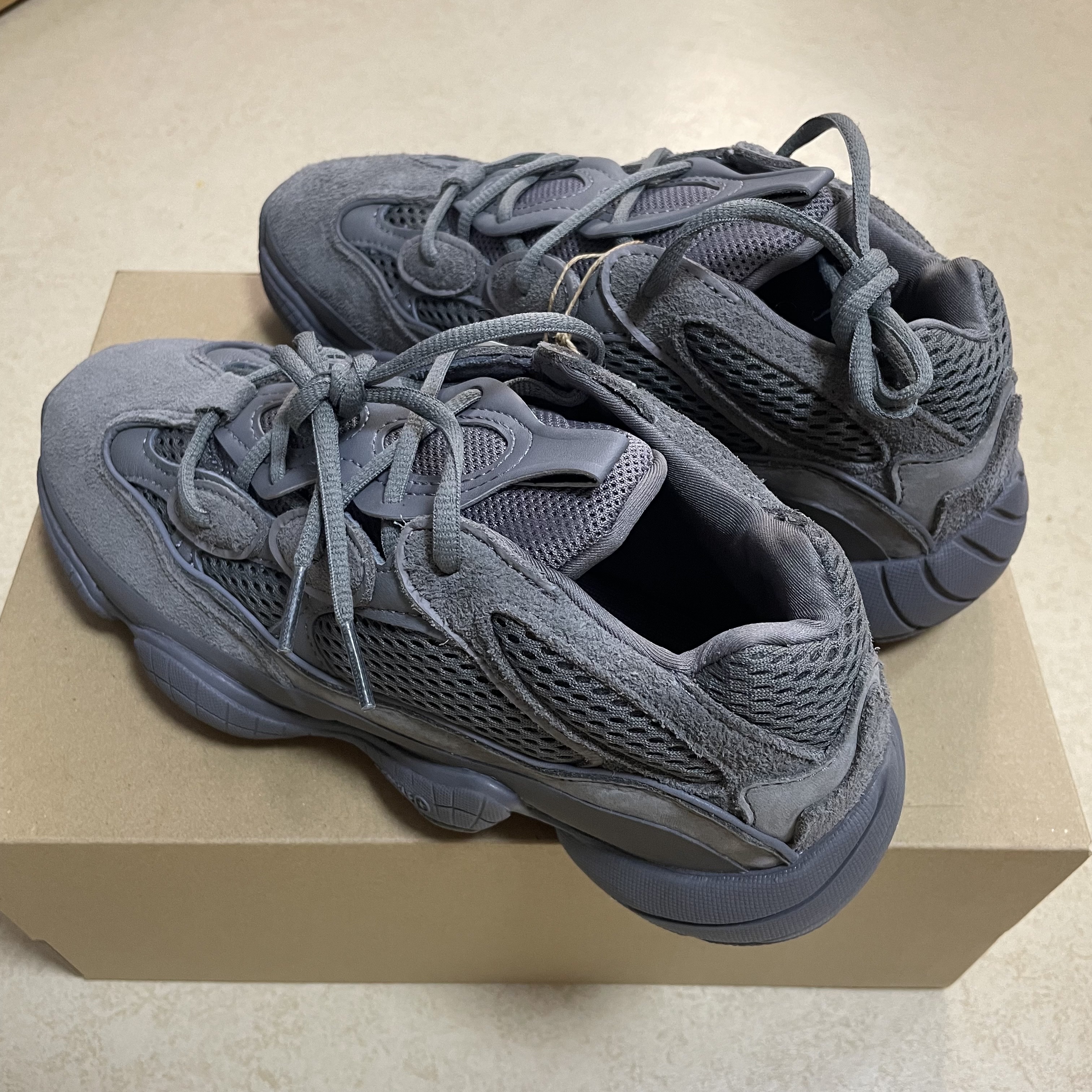 Adidas Yeezy 500 Granite 착용 스타일 - 1