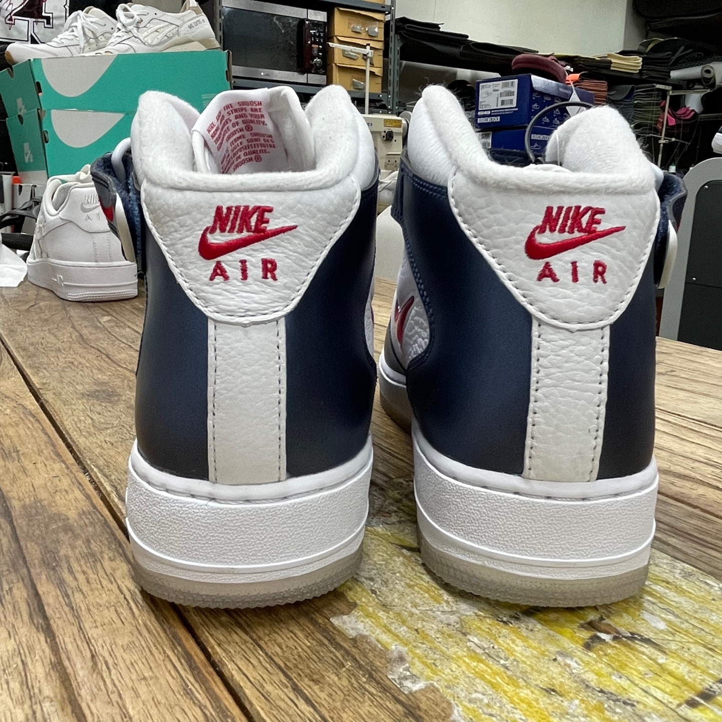 Nike Air Force 1 Mid QS University Red and Midnight Navy 착용 스타일 - 3