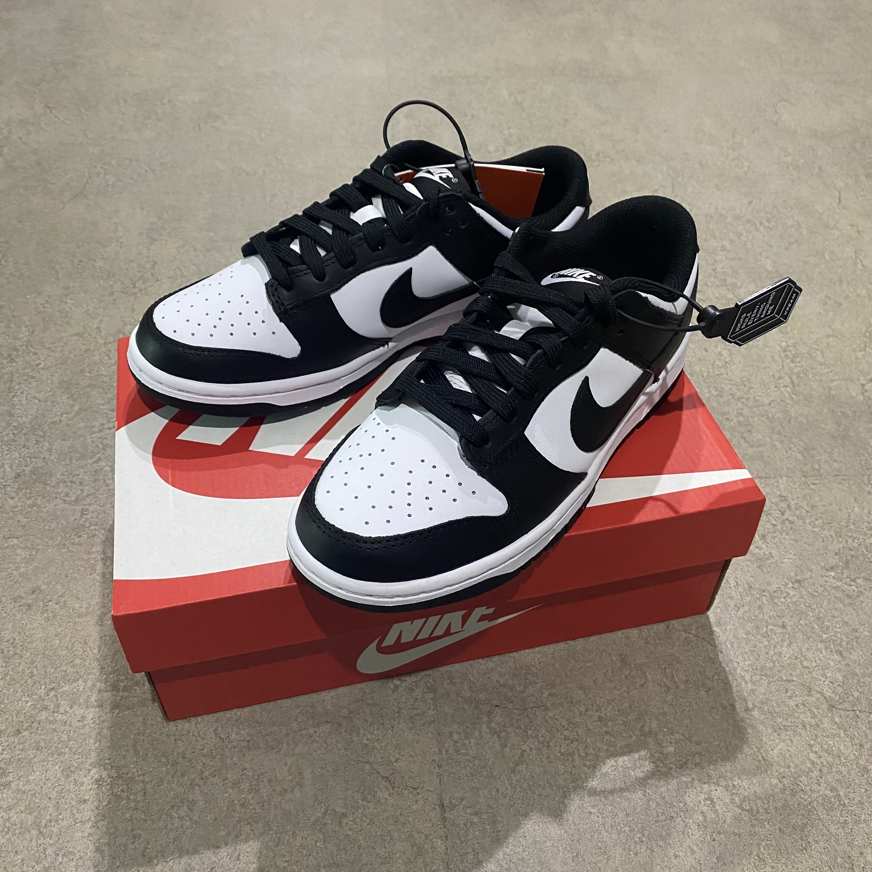 (W) Nike Dunk Low Black 착용 스타일 - 1
