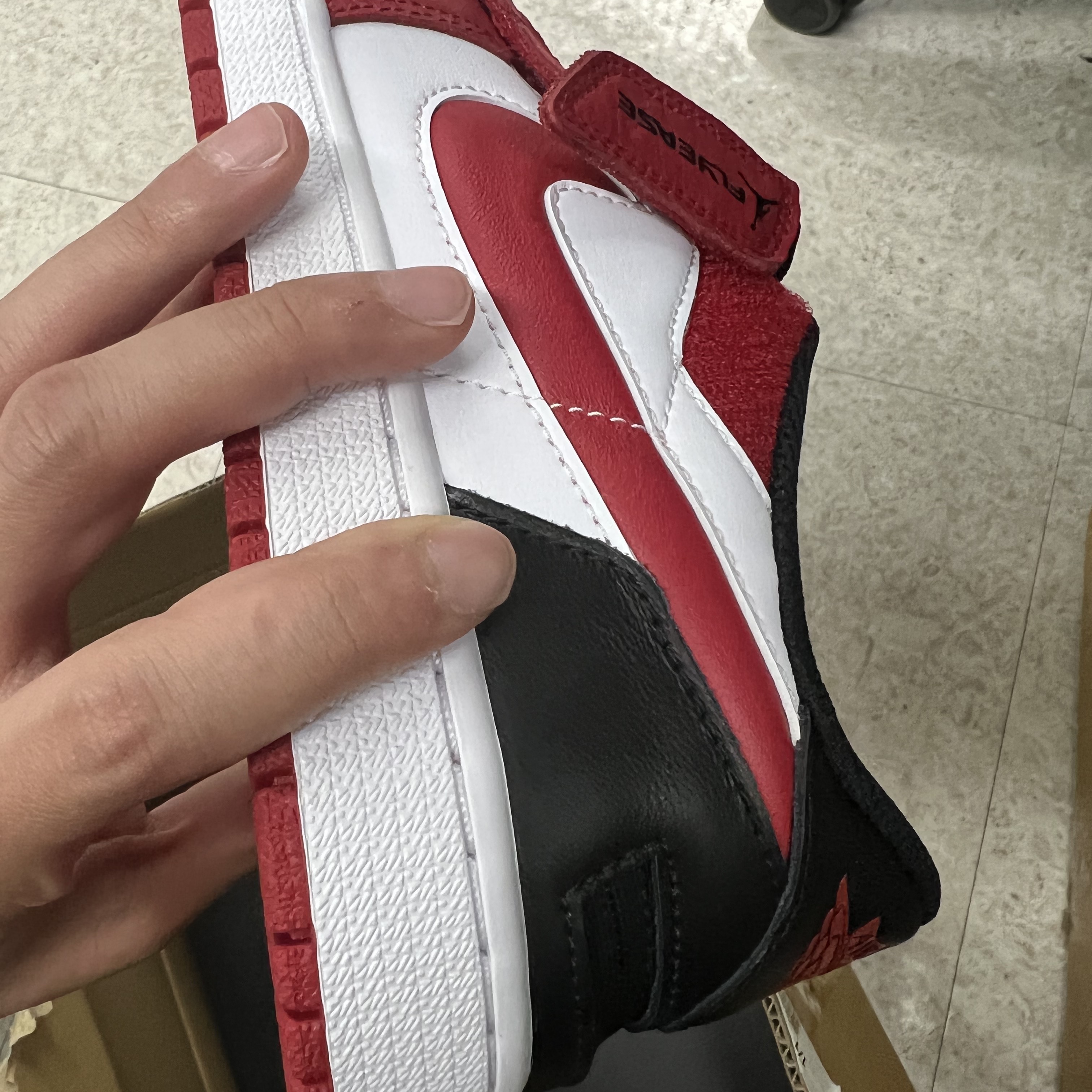 Jordan 1 Low Flyease Gym Red and Black 착용 스타일 - 3