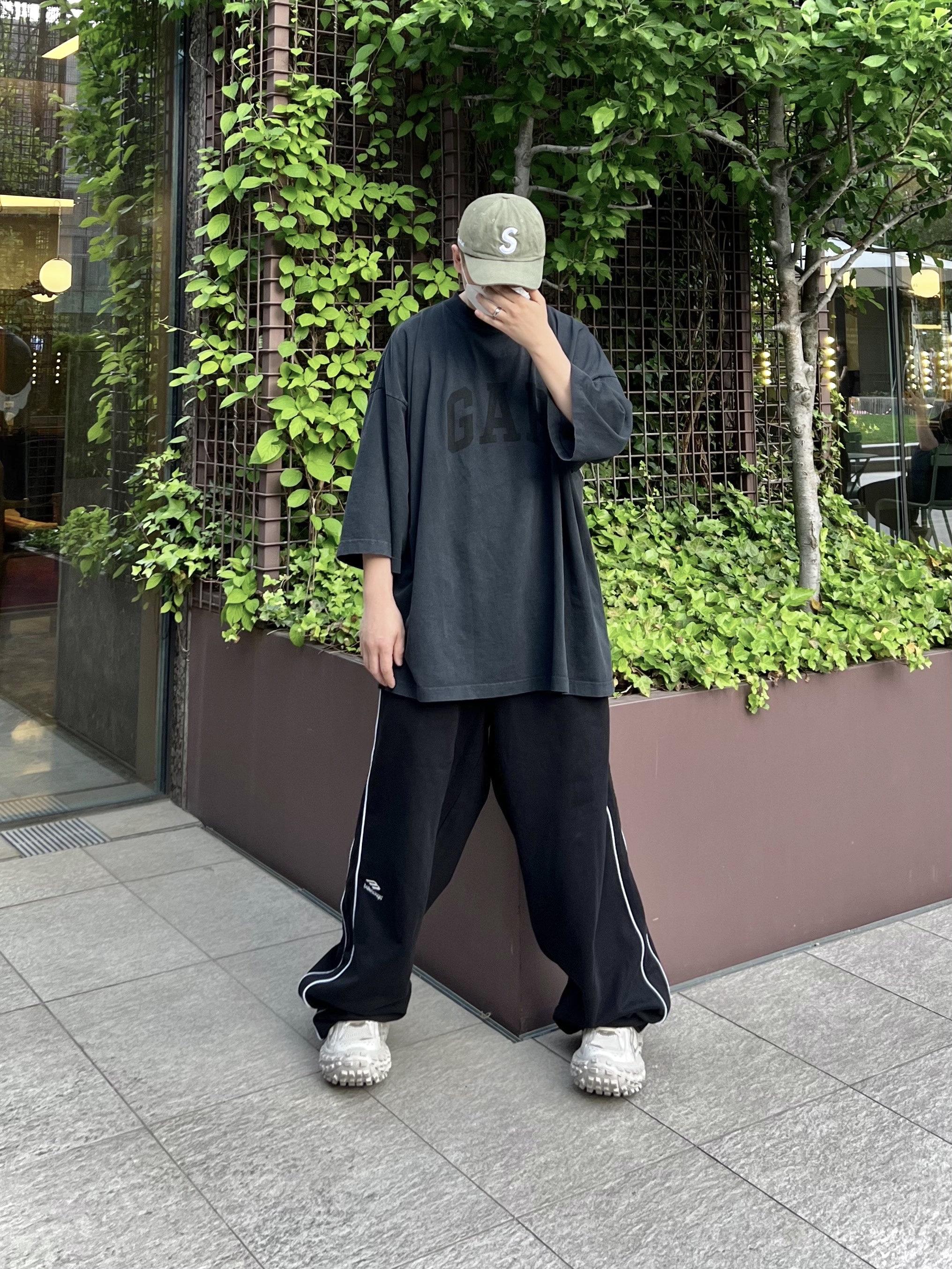 Supreme Kevlar Denim S Logo 6-Panel Olive - 22SS, Yeezy Gap Engineered By Balenciaga Dove 3/4 Sleeve T-Shirt Washed Black 착용 스타일 - 1