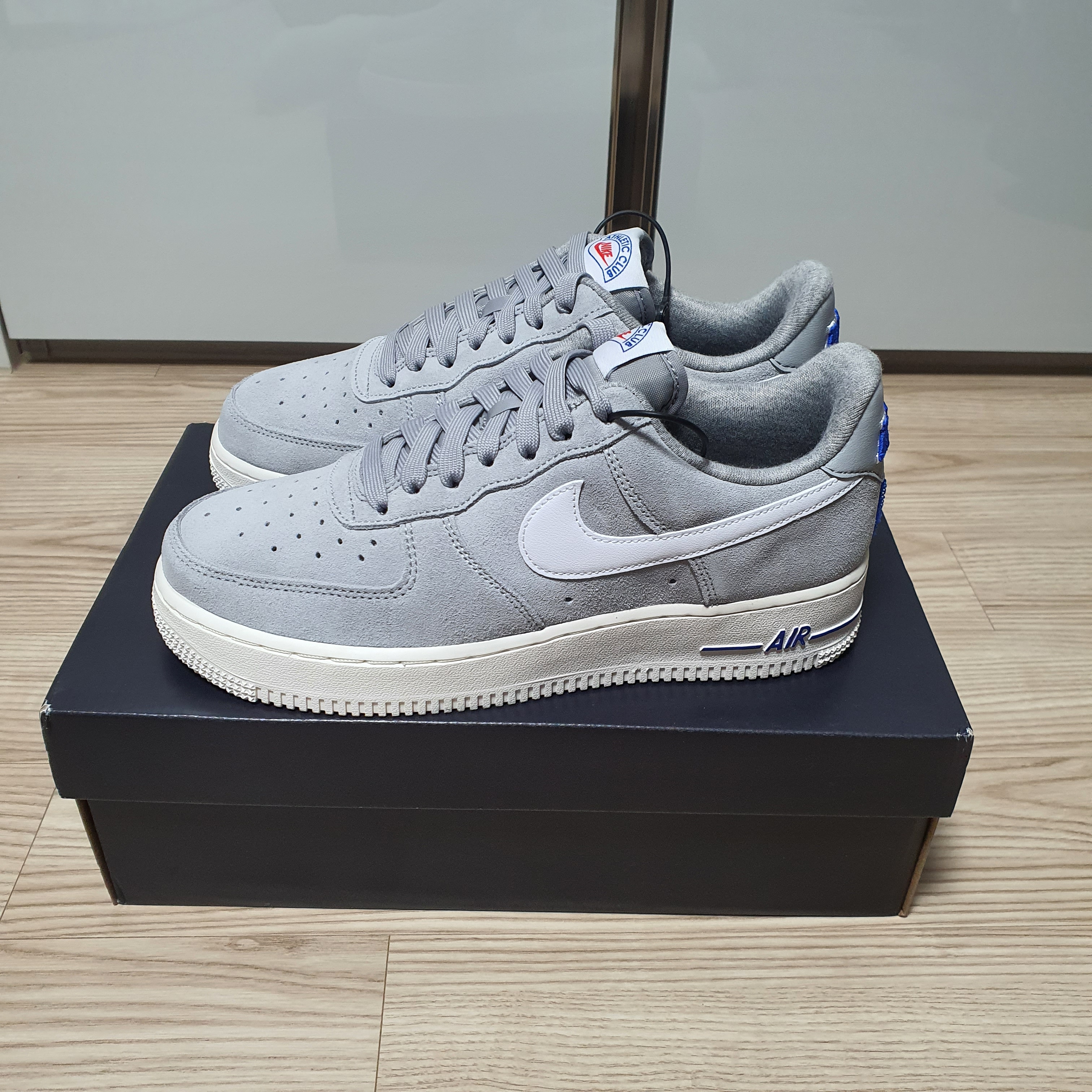 Nike Air Force 1 '07 LX Athletic Club Light Smoke Grey 착용 스타일 - 2