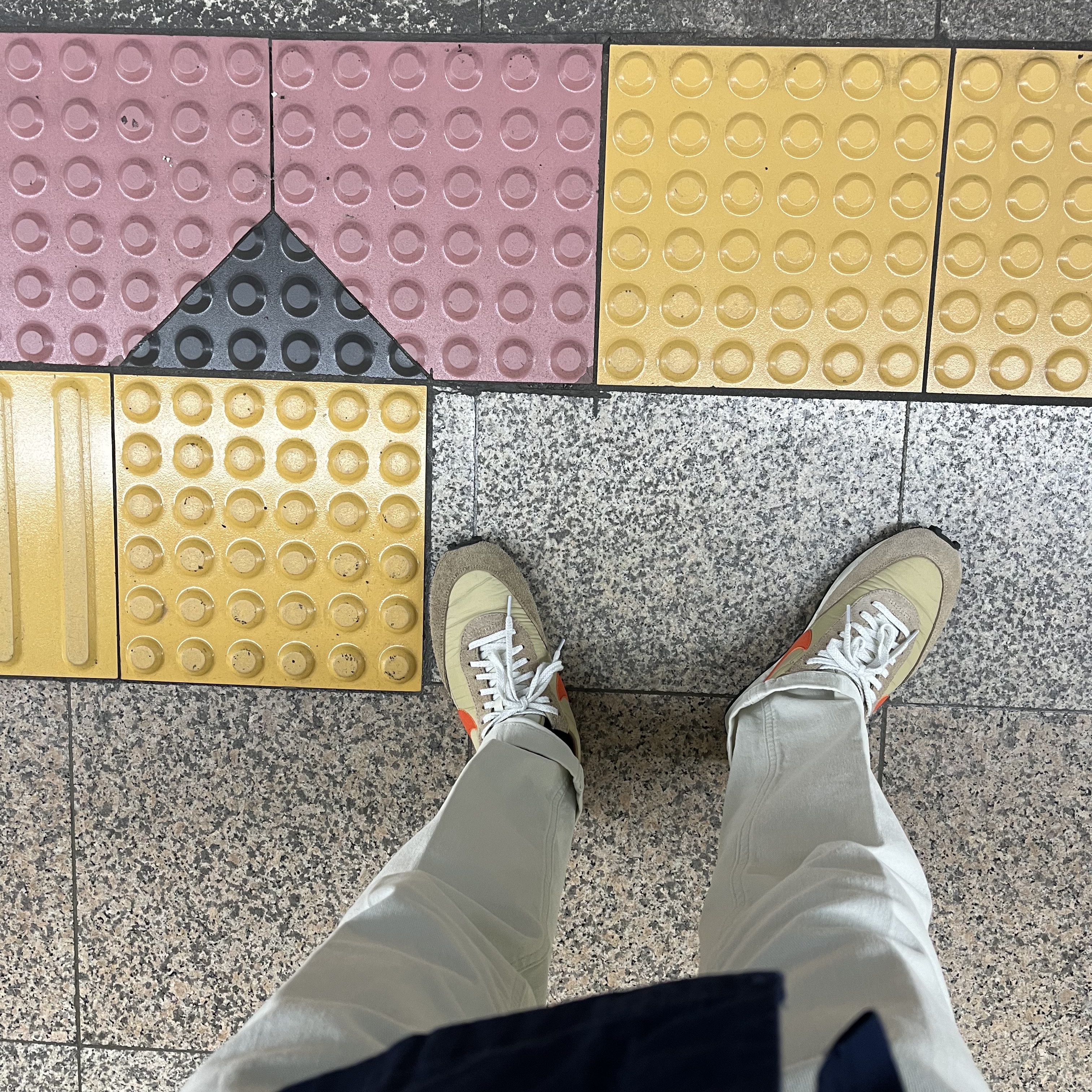 Nike Daybreak SP Vegas Gold College Orange 착용 스타일