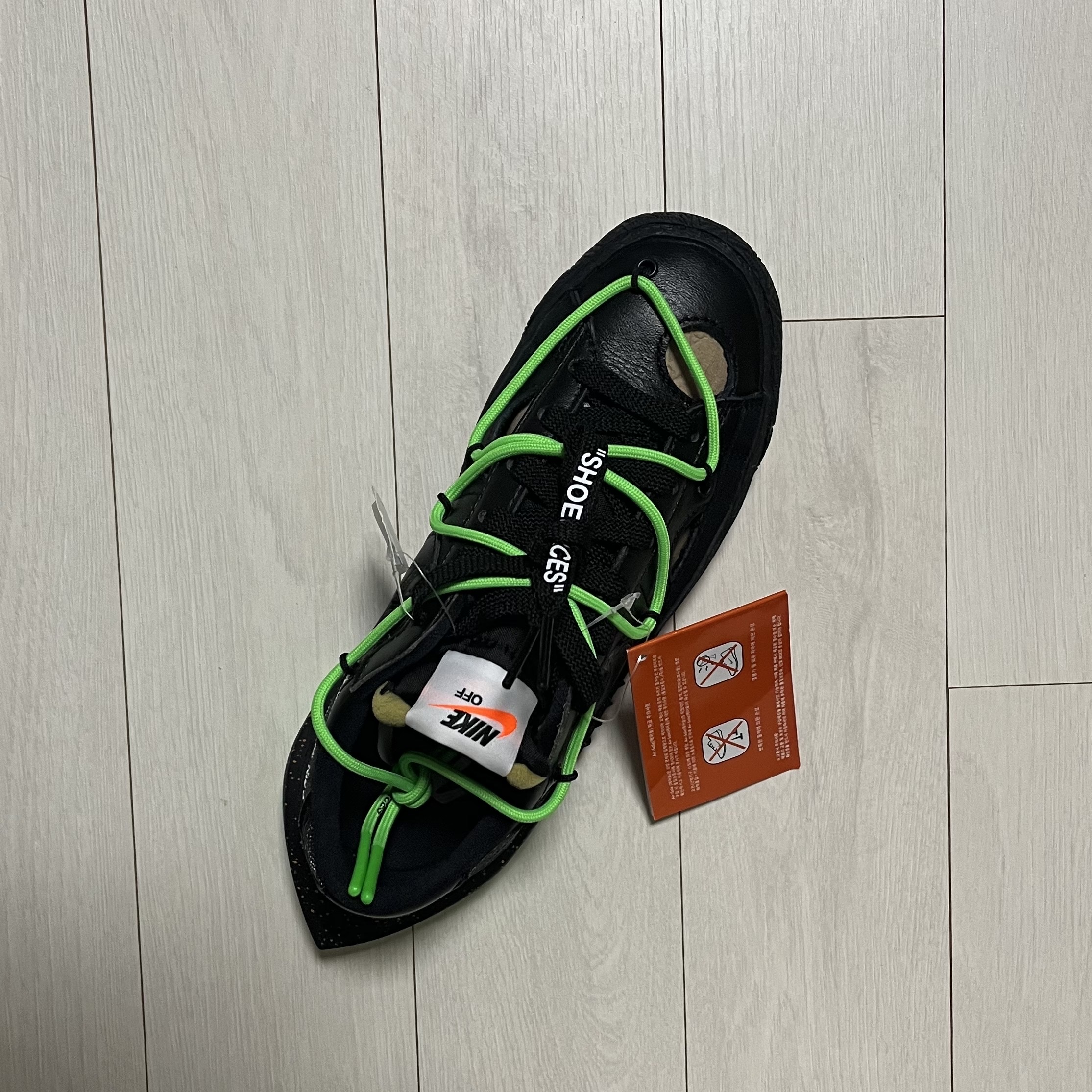 Nike x Off-White Blazer Low '77 Black and Electro Green 착용 스타일 - 3
