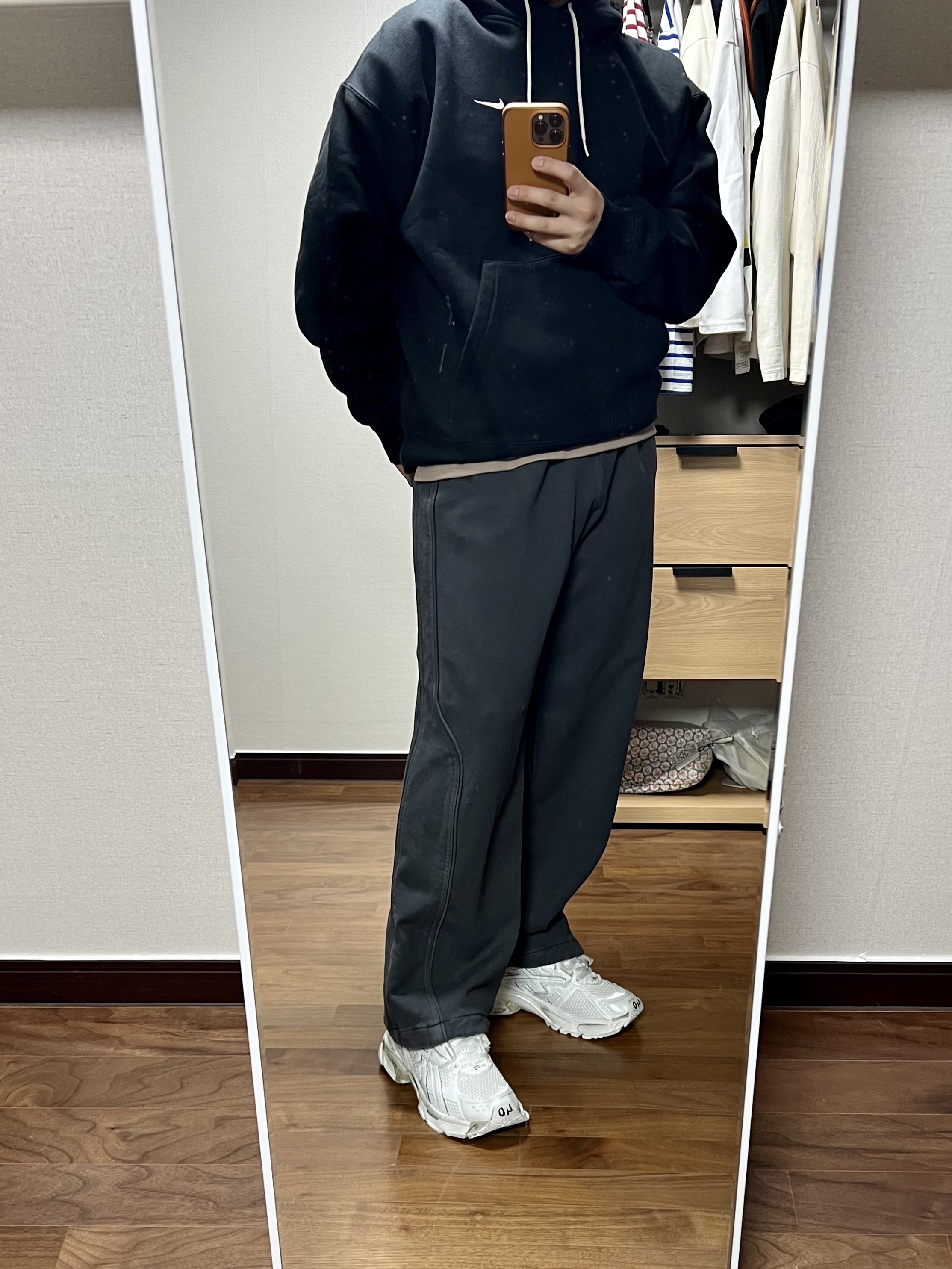 Nike NRG Solo Swoosh Fleece Hoodie Black White - Asia, Balenciaga Runner Sneakers White 착용 스타일