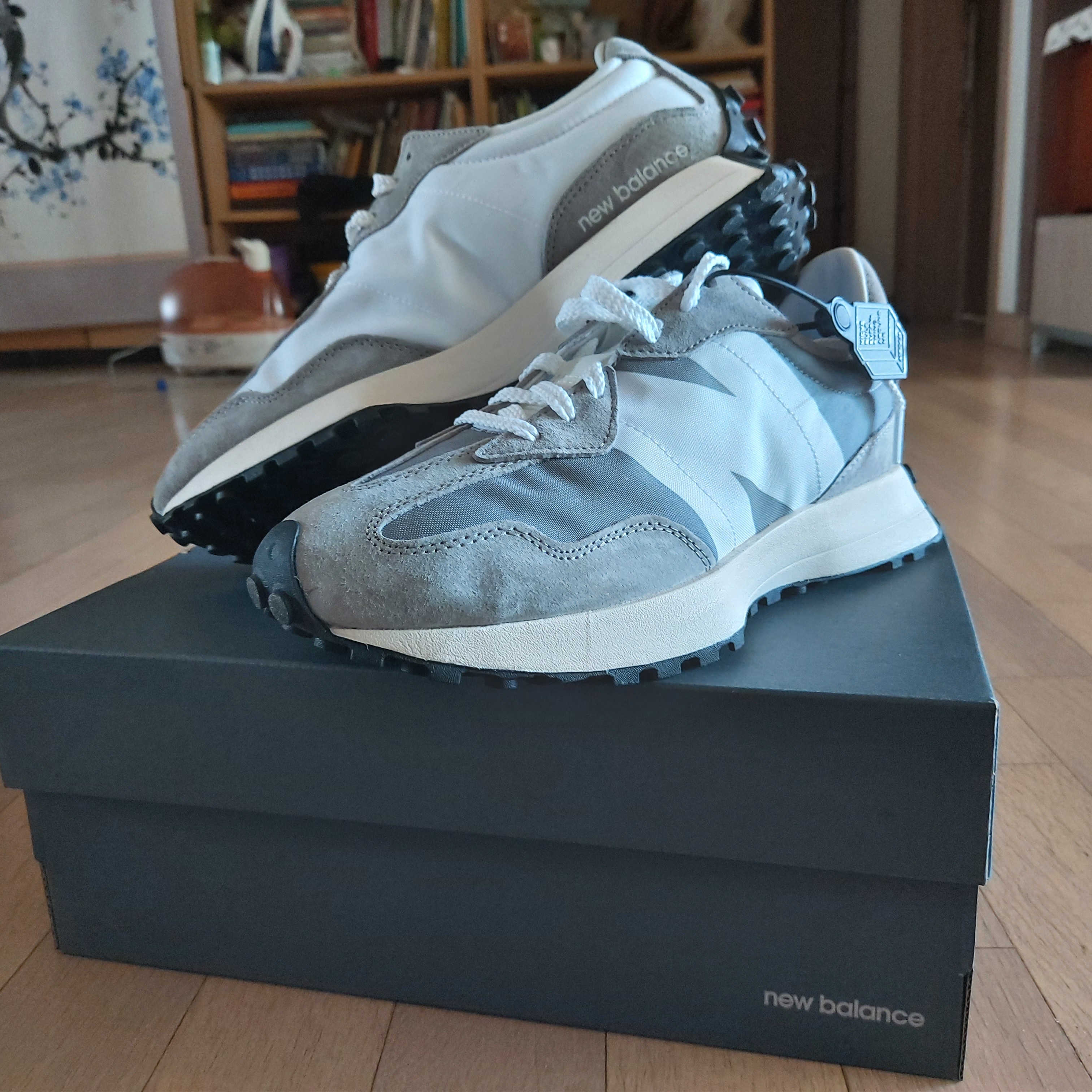 New Balance 327 Grey 착용 스타일 - 2