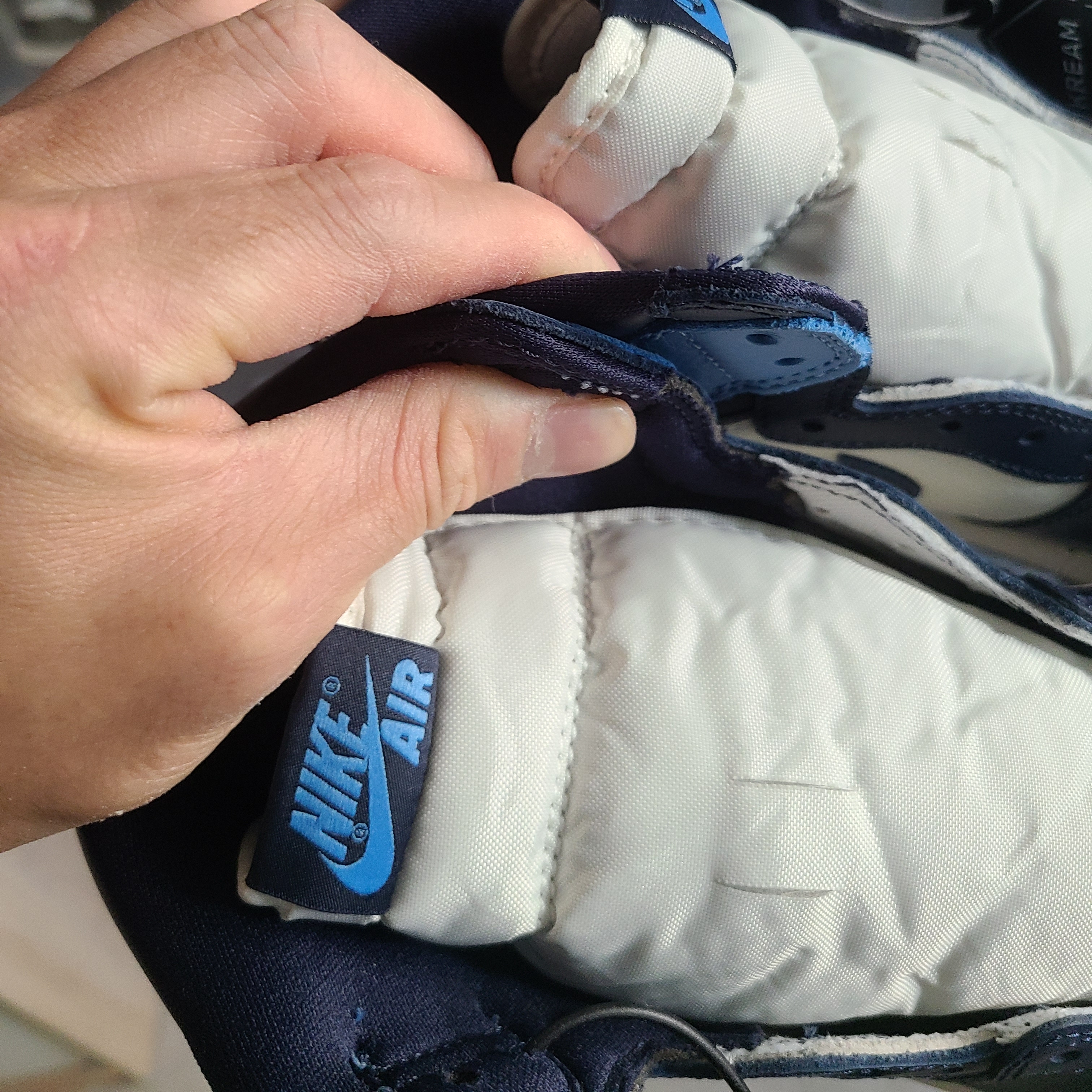 Jordan 1 Retro High Obsidian UNC 착용 스타일 - 3